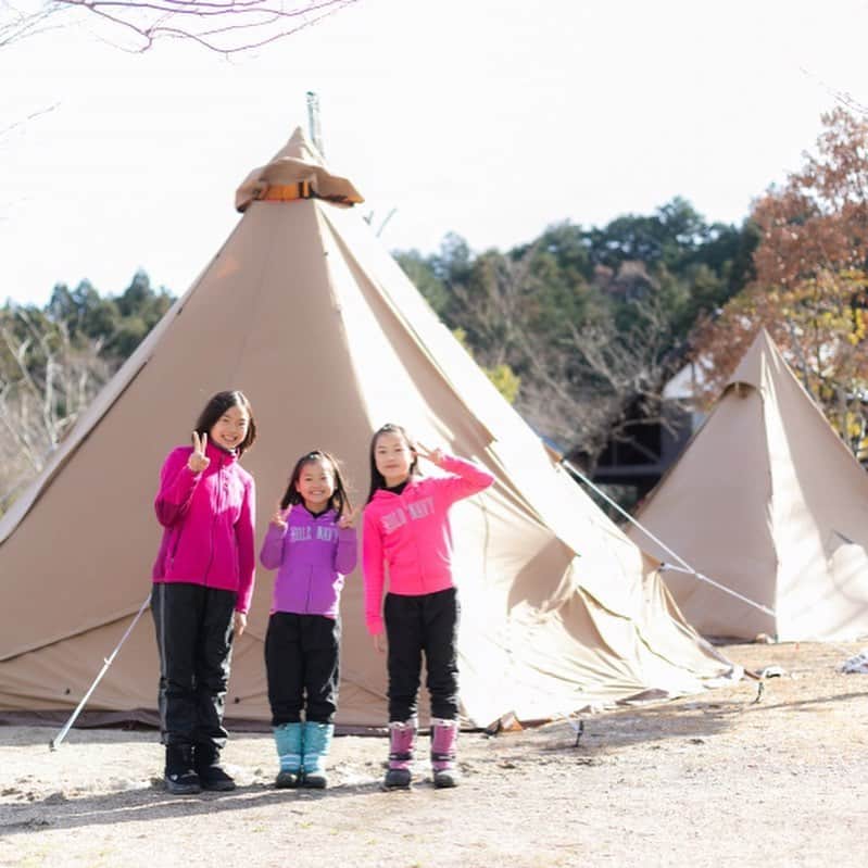 キャンプ情報サイト［ランタン］さんのインスタグラム写真 - (キャンプ情報サイト［ランタン］Instagram)「CAMP SMILE STYLE ／ ワンポールテントを2つ 立ててリビングと寝室に ＼ いろんなキャンパーのキャンプスタイルを現地取材と一般キャンパーからの投稿で数多く掲載してます。 . . 詳しくは @lantern.camp  webサイトをご覧ください . . #camp #camping #outdoor #travel #trip #lantern_smile #nature #キャンプ #キャンプ用品 #アウトドア #テント #自然 #旅行 #キャンプ初心者  #キャンプ好きな人と繋がりたい #青川峡キャンピングパーク #三重県 #いなべ市 #薪ストーブ #ハリケーンランタン #サーカスtc #テンマクデザイン #ファミリーキャンプ #ファミキャン #デイツ」4月24日 17時45分 - lantern.camp