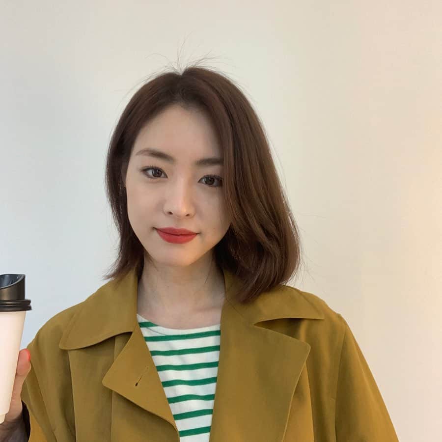 イ・ヨニのインスタグラム：「올만에 메이크업😉」