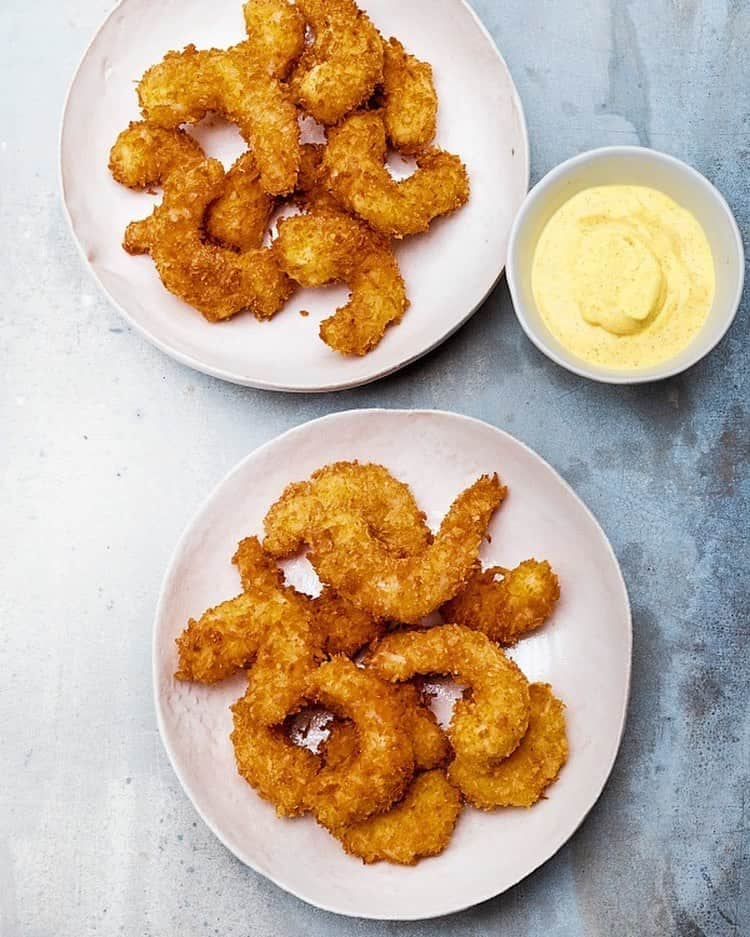 ナイジェラ・ローソンさんのインスタグラム写真 - (ナイジェラ・ローソンInstagram)「‪#RecipeOfTheDay is Coconut Shrimp! If using frozen prawns (they still need to be the raw ones), dry them well after defrosting. Plain flour (or self-raising) is fine in place of rice flour. Also good dipped into mayo with garlic or hot sauce stirred in‬. To get the recipe, click on link in bio.  To clarify, proceed as follows: tap on my name, which will take you to a page that has a link on it that says www.nigella.com/instagram. When you click on this link, it will take you to a page of photographs: click on the picture of the recipe in question!  Photograph by Jonathan Lovekin. Plates made by me!」4月24日 17時51分 - nigellalawson