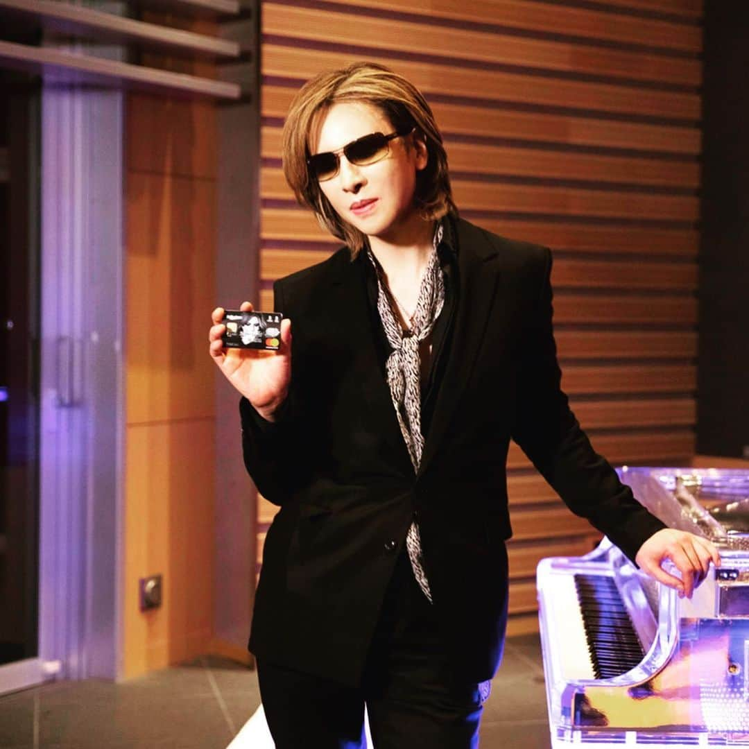 YOSHIKIさんのインスタグラム写真 - (YOSHIKIInstagram)「みんなこのカード持ってる？ Do you have this card?  入会キャンペーン中→ https://www.rakuten-card.co.jp/card/yoshiki-design-card/  #yoshiki #mastercard #yoshikicard #rakutencard  #楽天カード」4月24日 17時58分 - yoshikiofficial