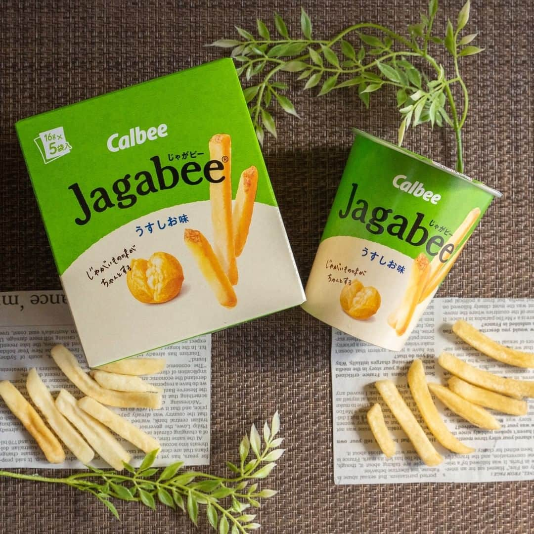 カルビーさんのインスタグラム写真 - (カルビーInstagram)「🥔“Jagabee ReBORN” じゃがいものおいしさに原点回帰！ もっとおいしい「Jagabee」に生まれ変わりました♪ “じゃがいもの味がちゃんとする”「Jagabee」は発売15年目を迎えます♪  皆さんにもっとおいしさをお届けしたくて、じゃがいも素材本来のおいしさが際立つ、くちどけの良いサクッと軽い食感にリニューアルしました。  パッケージも皮付きポテトスナックの素朴なおいしさを表現するデザインで、より「Jagabee」らしく♪ 新しくなった「Jagabee」をお試しいただけたらウレシイです♪. . 🥔Jagabee公式Instagramスタート @calbee_jagabee_official ぜひフォローしてくださいね！ . . ---------- ＊「Jagabee うすしお味」 カップ(40g)…全国のお店で販売中。 BOX(80g/16g×5袋入)…全国のコンビニ以外のお店で4/27発売。 スタンドパウチ(40g)…全国のコンビニで販売中。 ---------. . #calbee #カルビー #じゃがいも #Jagabee #じゃがビー #素朴 #サラダ #おうちカフェ  #stayhome #宅飲み #おうちで過ごそう #おうちごはん #ビール #Instafood #餃子 #ランチ #おうちカフェ #料理 #お菓子 #ワイン #おいしい #ロングセラー #reborn #彦坂木版工房 #木版画 #てづくり #イラスト #インテリア好きな人と繋がりたい #絵本 #絵本の世界」4月24日 18時00分 - calbee_jp