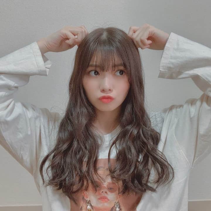 TESCOM テスコムのインスタグラム：「＼立体感でカワイイに差をつける✨／ . ioneご愛用の @ayano_hamaura さんのスタイリング動画をrepost！ . 19mmのヘアーアイロンの径の細さをいかし、緩やかながらもしっかりスタイルキープできる巻き髪に✨ 全体の立体感を意識したスタイリングは、すぐにも真似したいポイント！ 皆さんも是非お試しを🎶 . テスコム製品をご愛用の皆さん！ あなたのスタイリングを是非  #テスコム でお寄せください！ . (photo by @ayano_hamaura ) - - - - - - - - - - - - - - - - - - - - - - - - - ●商品名：マイナスイオン スチームヘアーアイロン ●品番　：IPM1819(19mm径) . ●カラー：スパークルピンク - - - - - - - - - - - - - - - - - - - - - - - - -  @tescom_beauty . Nobbyに関する情報は @tescom_pro  キッチン家電に関する情報は @tescom_kitchen にてご紹介中！ . 毎日使うヘアアイテムは #テスコム または #TESCOM で検索してみて下さいね♡ テスコムのInstagramでは、自分らしさを追求したあなたのキレイづくりに役立つ情報を毎週発信しています！  #美容  #ヘアスタイル  #巻き方動画  #髪型  #ロングヘア  #スタイリング  #ウェーブヘア  #巻き髪  #美活  #コテ巻き  #簡単アレンジ  #簡単ヘアアレンジ  #ロングヘアー  #セルフアレンジ  #ゆる巻き  #ゆるふわ巻き  #ヘアアイロン  #美容家電  #巻き髪動画  #巻髪  #簡単ヘア  #カールアイロン  #巻き髪ロング  #ヘアーアイロン  #簡単ヘアスタイル  #イオネ  #スチームヘアーアイロン」