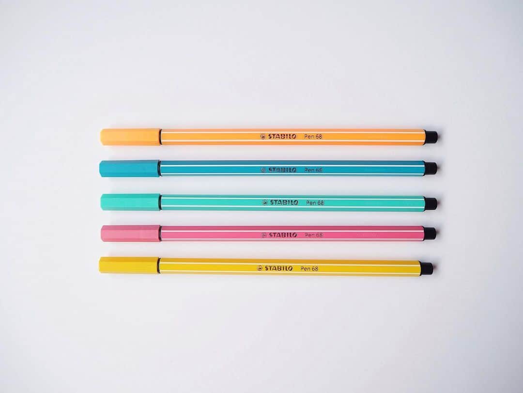 菅未里（文具ソムリエール）さんのインスタグラム写真 - (菅未里（文具ソムリエール）Instagram)「スタビロの「pen68」水性カラーペン。﻿ ﻿ この前のインスタライブで「色がいいなって思うペンありますか？」という質問でこれ紹介しなかったなーと思いました。﻿ 色はもちろん、見た目もかわいい。﻿ ファッション誌の小物として使われていることも多い。﻿ ﻿ 全40色、24時間キャップを外した状態でも乾かず使える。﻿ 全色揃えたいけど揃えられてない！﻿ pen68のメタリックカラーも発色よくておすすめ。﻿ ﻿ #スタビロ　#STABILO」4月24日 18時01分 - kanmisato