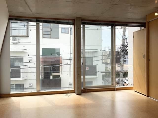 グッドルームさんのインスタグラム写真 - (グッドルームInstagram)「▼木とコンクリのハーモニー  大きい窓がいっぱいのデザイナーズマンション。 クールだけど温かみがあるお部屋です。 ※写真はクリーニング前のものです ⁠ -------------------⁠ ⁠ 東京 #祐天寺 1LDK 44.62㎡  打ちっ放しコンクリートと 温かみのある木がマッチした空間。  2面採光の大きな窓からは、 爽やかな風と光が差し込んできて、 とっても開放的なお部屋です。  間取りはメゾネットタイプの1LDK。 吹き抜けにはシーリングファンが付いています。  玄関横のちょっとした場所は、 本棚と椅子を置いて読書スペースにしたいな。  約7帖の洋室はベッドルームに。 気持ちの良い朝を迎えられそうです。 ⁠ ・⁠ こちらの物件は実際に住めるお部屋です。詳細はストーリー、ハイライトにて！⁠ ・⁠ こだわりのお部屋探しは、@goodroom_jp から URLをチェック！⁣⁣⁣⁣⁣⁣⁣⁣⁣⠀⁣⠀﻿⁠ ・⠀﻿⁠ ※最新のお家賃につきましては、リンク先物件ページからご確認ください。⁠ ⁠・⁠ #goodroom #interiordesign #decoration #myhome #homedesign #interiordecor #urbanlife #apartment #tokyo⁠  #東京 #生活 #シンプルな暮らし #シンプルライフ #日々の暮らし #引っ越し #暮らしを整える #二人暮らし #物件探し #お部屋探し #お洒落な暮らし #理想の空間 #空間デザイン #間取り図 #賃貸⁠ #丁寧な暮らし #メゾネット #大きな窓 #階段のある家 #スポットライト」4月24日 18時01分 - goodroom_jp