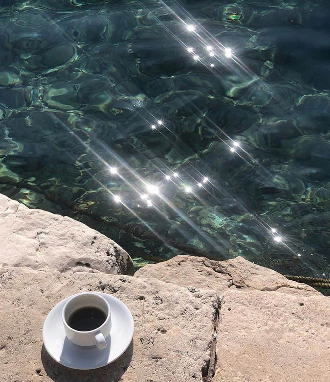 Mathilde Goehlerのインスタグラム：「I don’t know who took this photo, but it’s perfect ☕️」
