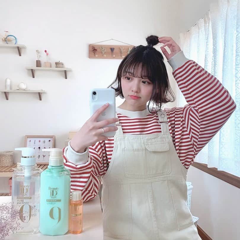 みさねのインスタグラム：「おうち時間🏡お外出られん期間におうちと自分をかわいくしたい🧸ね ㅤ って思って家具も雑貨もコスメもいろいろ買い直した！！！！この前の写真とだいぶ変わったじゃろ同じ場所🌷 ㅤ シャンプーも新しく使い始めた @lux_jp_official ！ ㅤ Beauty iD診断したら大好きなテリちゃんと同じ0-9-3だった🥺 ㅤ ぺたんこになるのが悩みだったんじゃけど使ってみたらふわふわさらさらになる🌷 ㅤ LUXのウェブサイトで詳細チェックしてみてね！楽天で買える！ちなみに後ろの可愛いフラワーベースも🌼 ㅤ 服は全部 @same_official__ ✊🏻 ㅤ #おうち時間 #インテリア #春コーデ #ベッドサイドテーブル #お部屋 #ラックス #LUX #ビューティーiD #mybeautyid #0_9_3 #pr #私の輝き方は私が選ぶ #シャンプー #トリートメント #エッセンス #カスタマイズヘアケア #ドライフラワーのある暮らし」