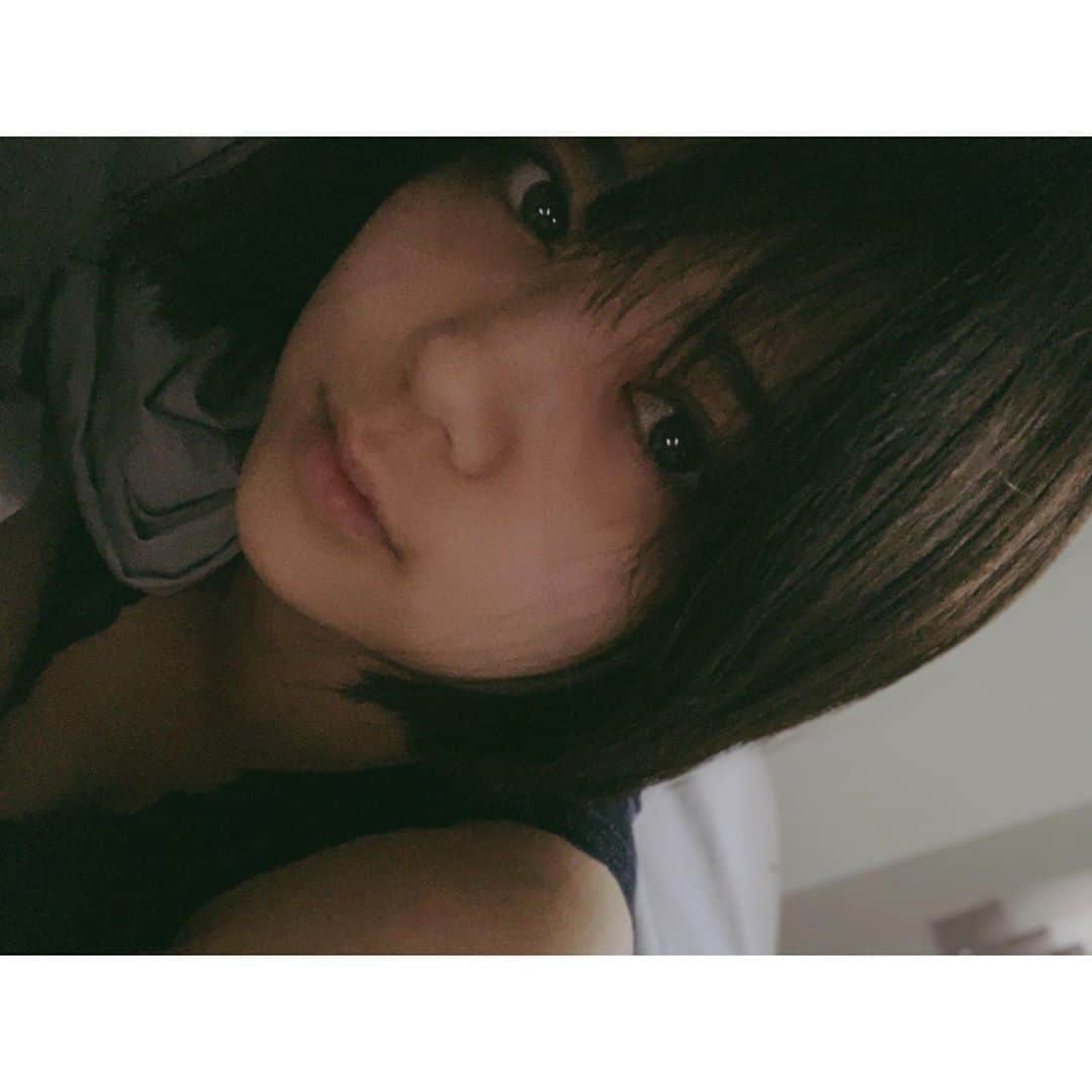 金野美穂のインスタグラム：「前髪きろう  #ベット#一番好きな場所#お家時間＃me#photography #stayhome #📷」