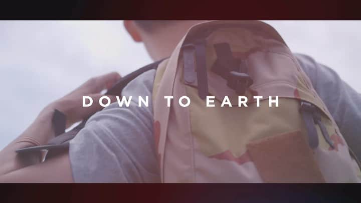 GREGORYのインスタグラム：「GREGORY FOR MAGIC NUMBER「DOWN TO EARTH」  GREGORYとMAGIC NUMBERのコラボレーションが登場。GREGORYの持つアウトドア(自然)とMAGIC NUMBERの持つ水との関わり方。自然に生かされてこそ両者が成りたつ。「DOWN TO EARTH」には自然と人間の関係や関わり方を考え、地球とふれ合おうと言うメッセージが込められています。  バッグは「デイパック1977」をベースに、現在は生産されていない3DAY CAMOを全面にあしらい、ビーチで使用出来るチェンジマットを装備するなど、MAGIC NUMBERらしいビーチシーンにマッチするデザインになっています。また今回のコラボレーション限定で製作したアパレルは、両ブランドの世界観を感じさせるデザインと機能性が邪魔しあうことなく「機能美」を生み出した、様々なシーンで活躍してくれるラインナップとなっています。 ※こちらの商品展開はJOURNAL STANDARD限定となります。  @magicnumberjp  @journalstandard.jp」