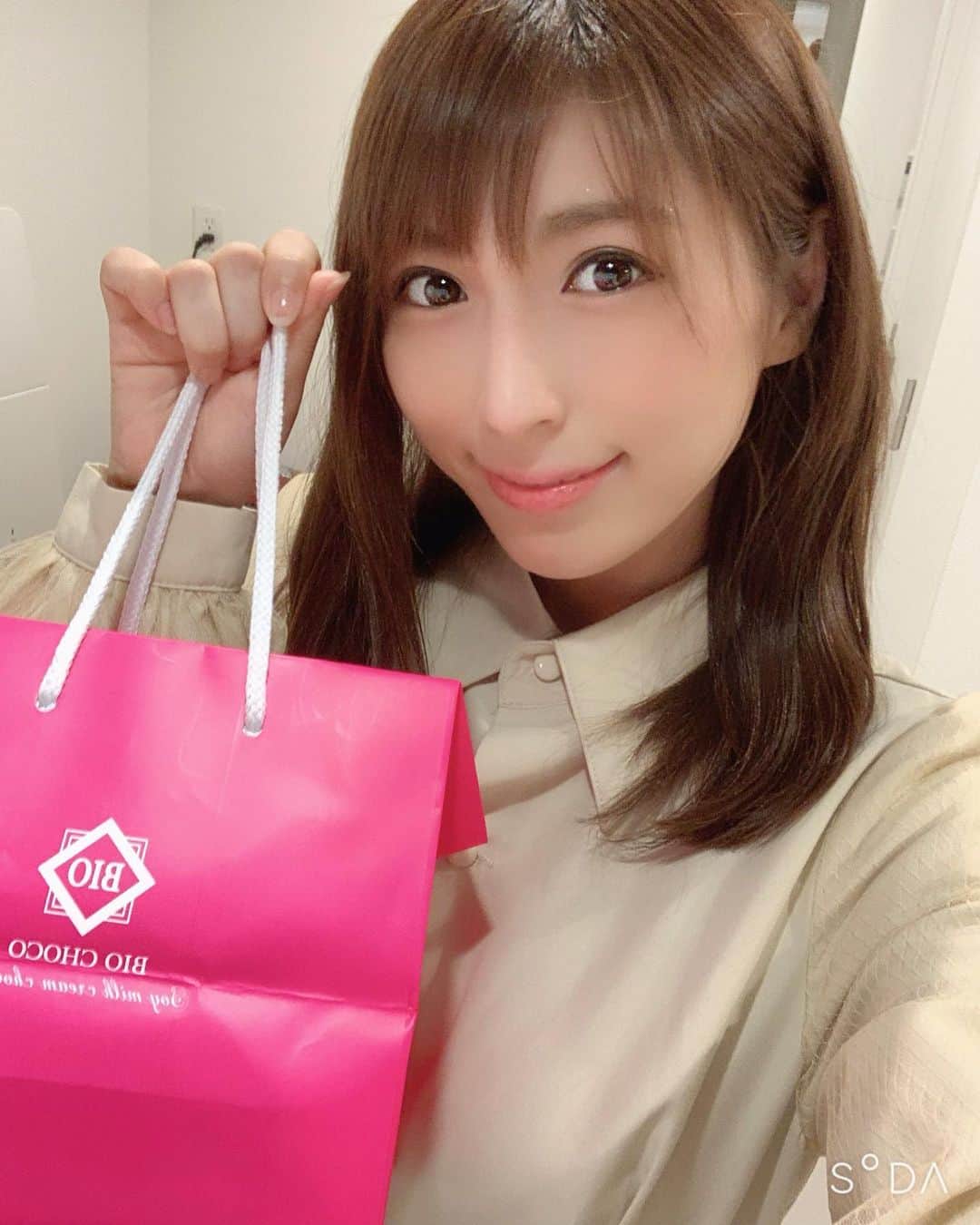 星野ナミのインスタグラム：「ランチのお土産を頂いたので軽く作ってみました🍳 美味しくて健康的なのでお勧めです♡ 酵素玄米と生チョコは通販でも購入出来るようになるみたいなので是非食べてみてください☺️🍫 #biochoco #豆乳クリーム生チョコ　#酵素玄米 #sumibio #乳酸菌　#オーガニック　🌿」