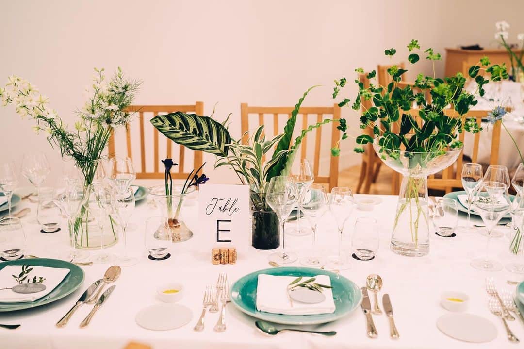 のインスタグラム：「maisonPREMIERE wedding🌿  洗練された上品なウエディングフラワー。  一輪一輪のお花そのものの特徴、魅力をいかした 素敵なコーディネート。  その時期の旬のフラワーと、新郎新婦の雰囲気と。  しっかり相談して作り上げていきます。  venue @maison.premiere  groom @keitasawa.photo  bride @objetsayoko  flower @voice_flower.jp  photo @ayatohappy . .  さて今も世界各地で外出自粛が続いておりますね。 メゾンプルミエールでは 結婚式場をご検討の方向けに LINEでお問い合わせ承っております。  新型ウイルスの影響もあり、 ご結婚式準備が思い通りに進まない方も多いかと思います。  ご結婚式場探しもその一つであるかと思い 改めてLINE相談もスタート◎  先ずはご相談だけでもお気軽にご連絡ください。  ビデオ電話をつないでバーチャル見学会も可能！  お二人の理想が叶うか、心配や不安を解決！  お忙しい方やなかなかお休みが合わない方、 遠方にお住いの方などもご活用ください。  LINE ID 【itimatu@priortokyo】  #wedding  #restaurant #michelin  #tokyo #france #japan #stayathome #flower  #stayhome #おうちじかん #おうち時間を楽しむ  #ウエディングレポ  #レストランウエディング﻿ #中目黒  #恵比寿 #ミシュラン #ブライダルフェア ﻿ #メゾンプルミエール  #結婚式﻿  #式場探し  #プリオホールディングス ﻿ #式場見学 ﻿#ウエディングフラワー  #レストランウエディング #恵比寿結婚式  #フランス #花のある暮らし  #大人婚 #テーブルコーディネート」