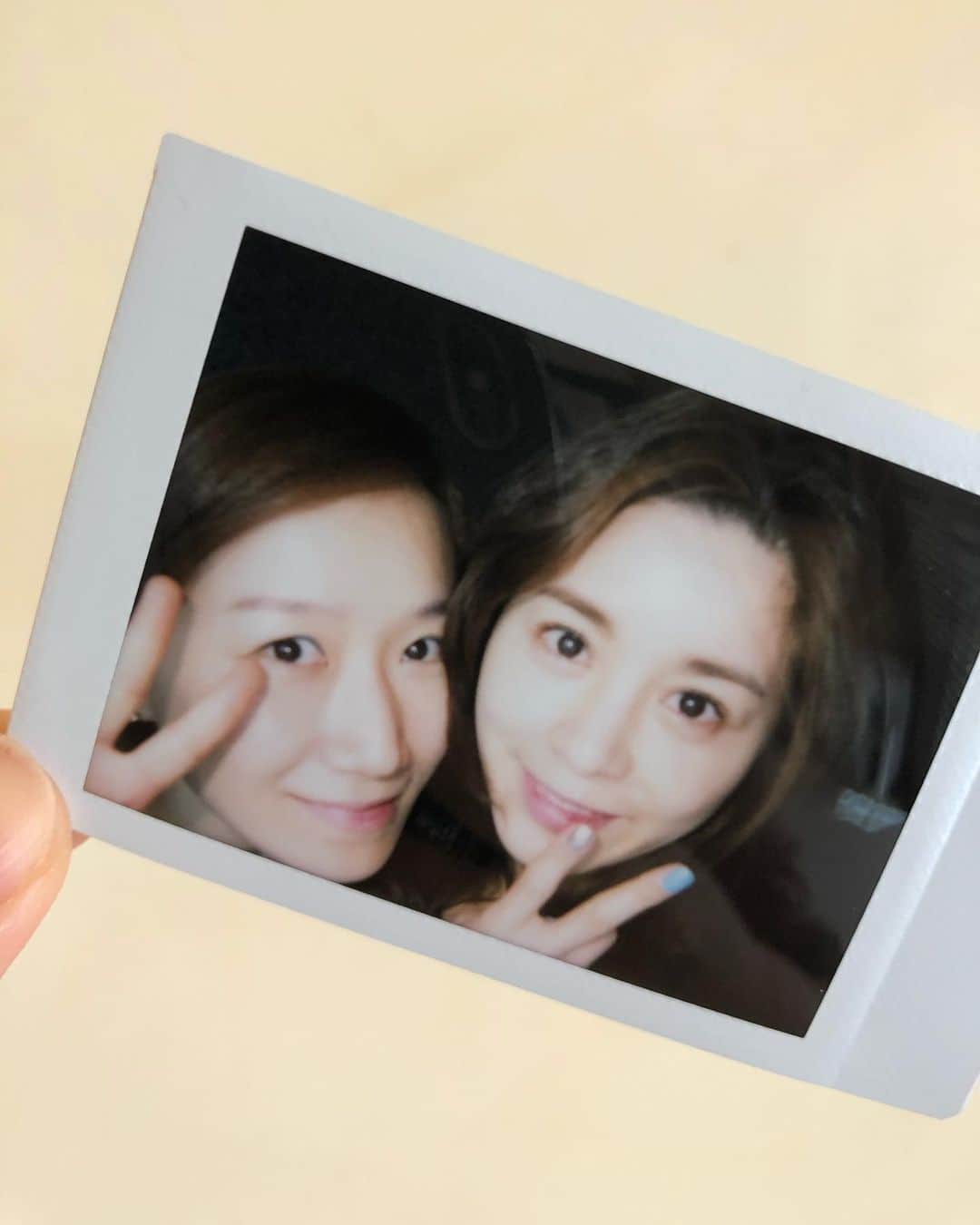 ソ・ヨンヒのインスタグラム：「지금보니 젊었었네😢 7-8년 전쯤이였나? 이래서 날짜를 써놔야지... 징글징글하게 싸우면서 다시는 같이  여행안가겠다며 다짐했지만 그때가 넘 그립고 내입으로 말하긴 싫지만 너랑 여행가고싶다ㅋ 아침부터 청소하다 발견한 사진보며  #추억여행」