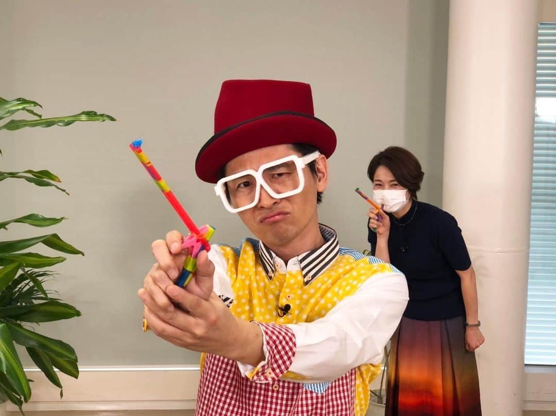 フジテレビアナウンサーのインスタグラム：「西山です。  自宅で過ごす時間、いかがお過ごしですか？ ストローと洗濯ばさみで簡単に作れる輪ゴム鉄砲を 「工作芸人できたくん」が教えてくれました。 自分で作って家族で楽しめる。久ーしぶりに童心に帰り楽しんでしまいました。 詳しくは、今週25日土曜日の#めざましどようび で。 皆さんも是非作ってみて下さい。  #おうちじかん #できたくん #フジテレビアナウンサー #西山喜久恵」