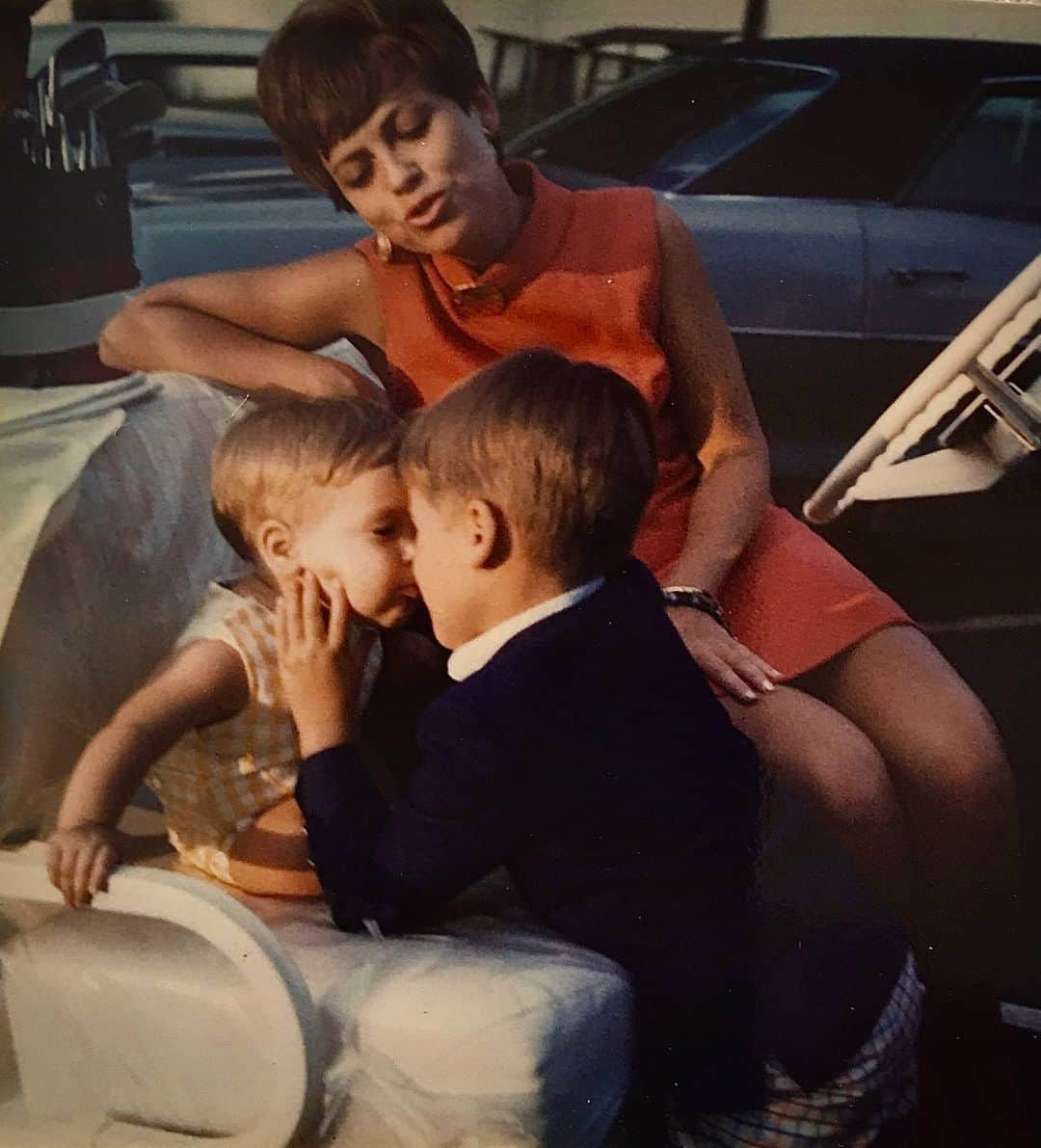 チャド・ロウさんのインスタグラム写真 - (チャド・ロウInstagram)「Brotherly love. And our gorgeous mother. Easter 1970, Piqua, Ohio . #tbt」4月24日 10時23分 - ichadlowe