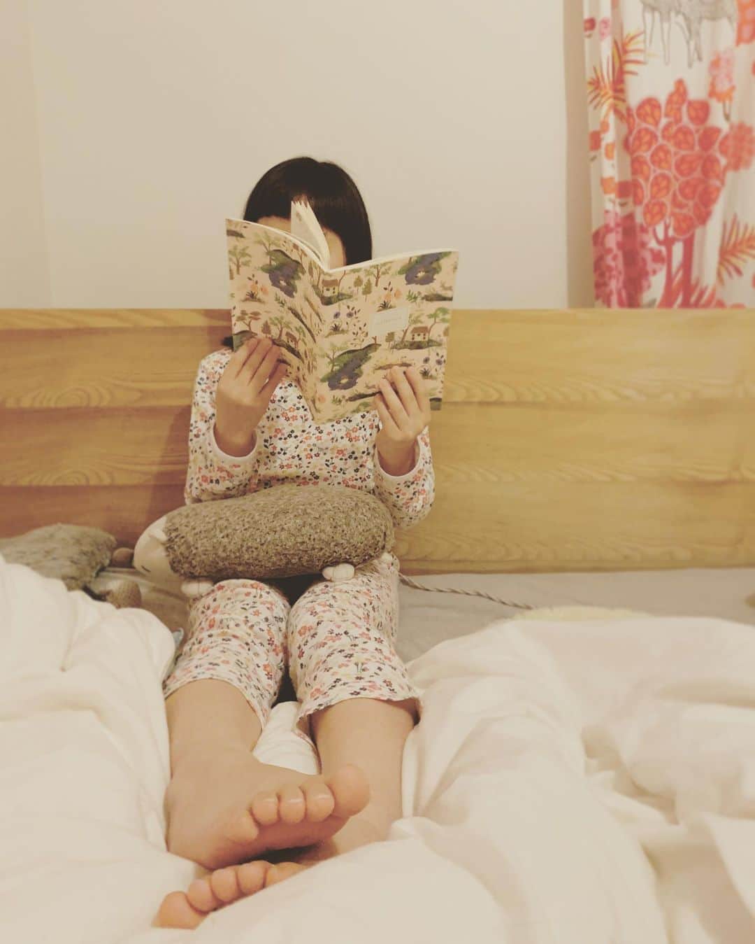 五月女ケイ子のインスタグラム：「昨日、9歳最後の日でした。近頃は百人一首と、「モモ」にはまっています。毎日明るくって、我が家の太陽です。キュー年間ありがとう。」