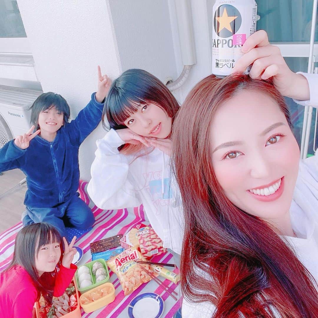 ありさ・あげまんクリエイターのインスタグラム：「ベランダでピクニック🌸✨﻿ ﻿ いま働いてくれている方々に感謝して、﻿ 私たちはおうち時間で大切な命を守ります☺️﻿ ﻿ #おうち時間 #stayathome #stayhome #おうちピクニック #育児 #子育て #ママライフ #ママlife」