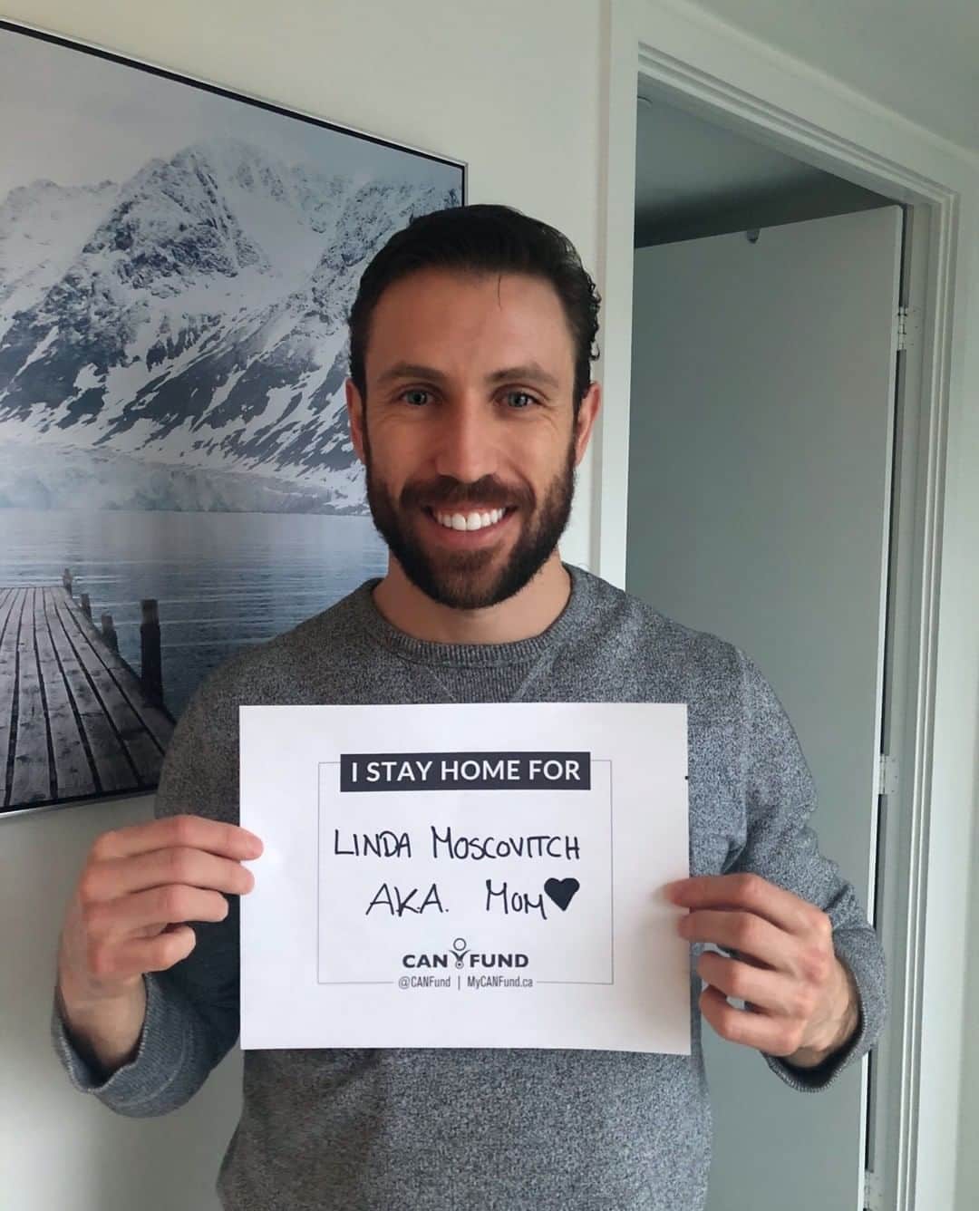 ディラン・モスコビッチのインスタグラム：「I stay home to keep our frontline workers safe. People like my mom, Linda, who still practices midwifery so that her clients have access to her care during the entire childbirth process. In doing so, she must stay in quarantine, by herself and away from her family. My mom is a front line hero. . #canfund #150women #frontlineworkers #frontlineappreciation #mom #midwife #proud」