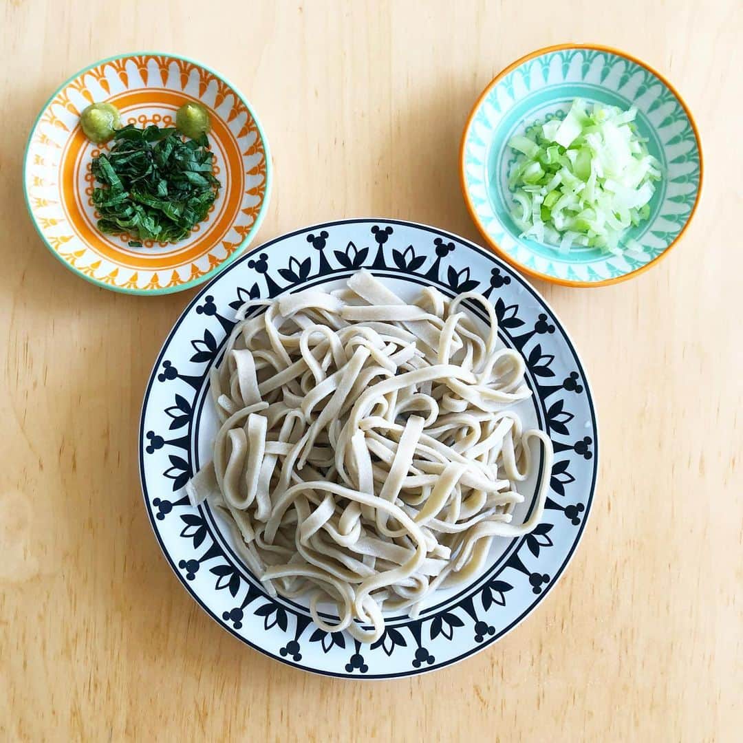 のインスタグラム：「今朝も、蕎麦打ちからスタートした。よし、店名は「うち蕎麦　こみ藪」にしよう、ちなみにお皿はこんな柄。　#おうちグルメ　#隠れミッキー　#蕎麦打ち」