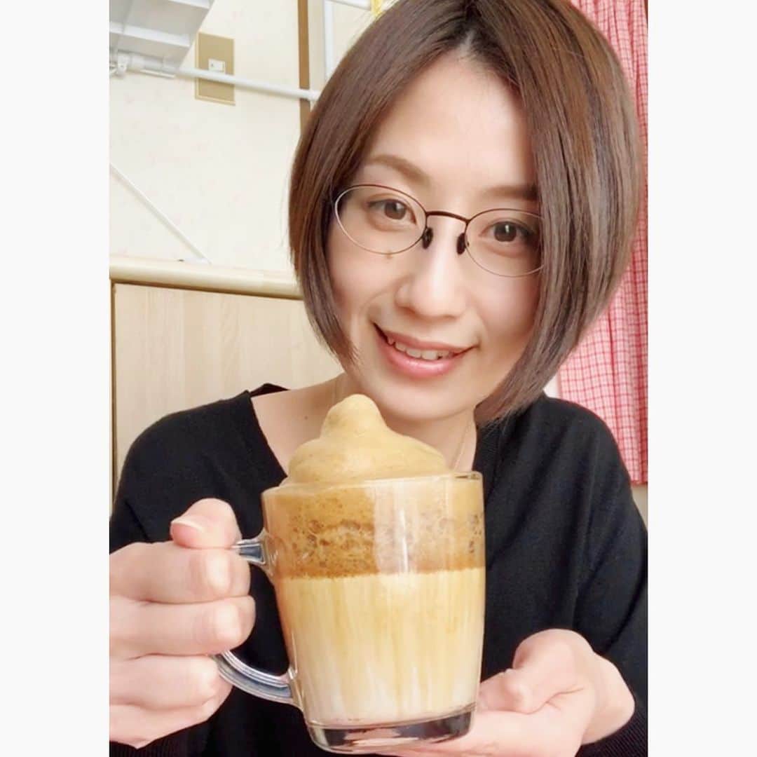 河村唯（うめ子）さんのインスタグラム写真 - (河村唯（うめ子）Instagram)「先日、巷で話題の "ダルゴナコーヒー"を 袋で作ってみました♪ …栄えてる？？☕️✨ #ダルゴナコーヒー #インスタライブ #巻いてしまった #それ以上は言わないで  #うちで過ごそう  #stayhome  #coffee」4月24日 10時44分 - kawamurayui_