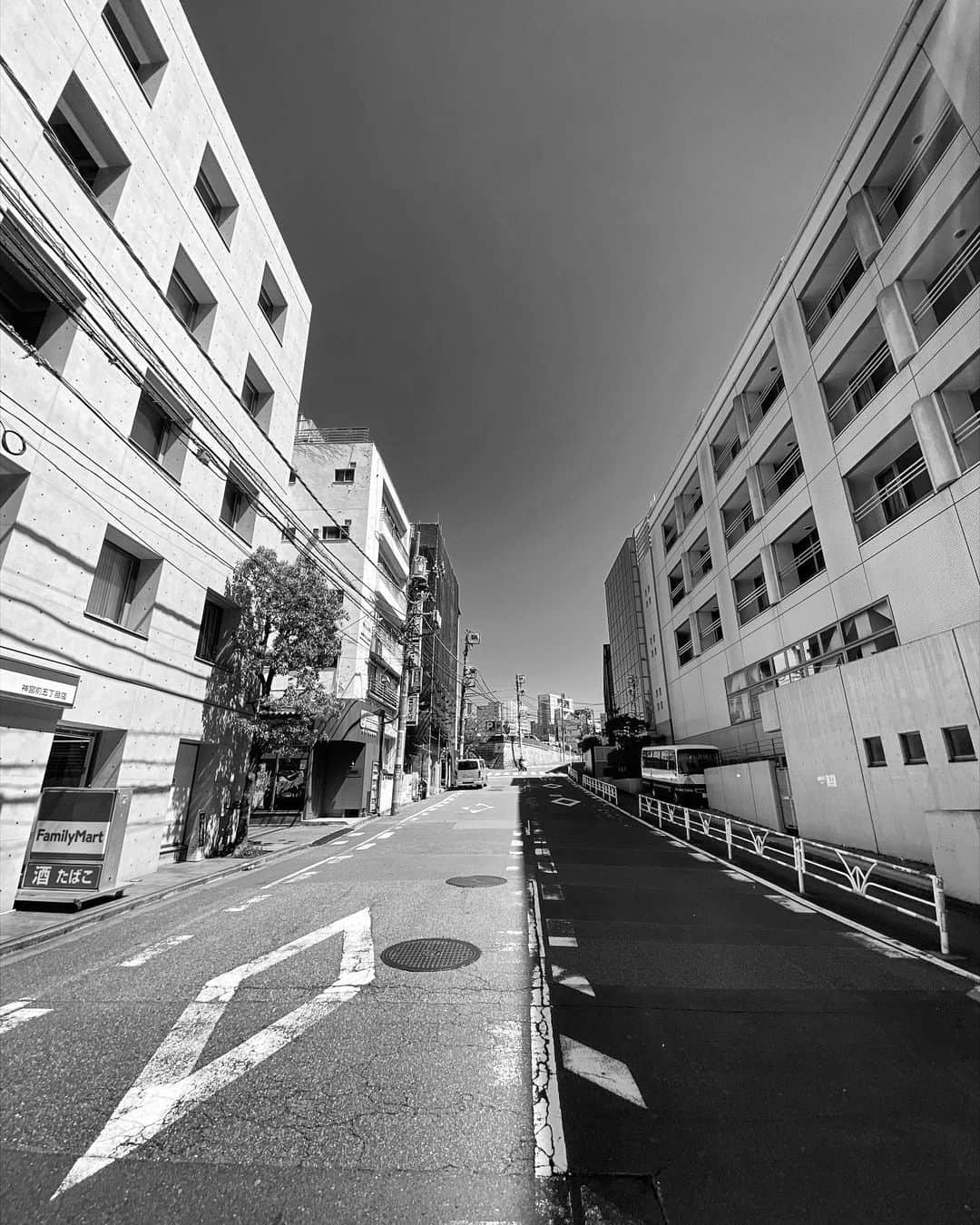 宍戸開さんのインスタグラム写真 - (宍戸開Instagram)「#streetphotography #storyofthestreet #streetscenesmag #streetoftokyo #streetcinematography #streetoftones #kaishishido #iphone11pro #crossing #guard #monochrome #photography」4月24日 10時48分 - kaishishido