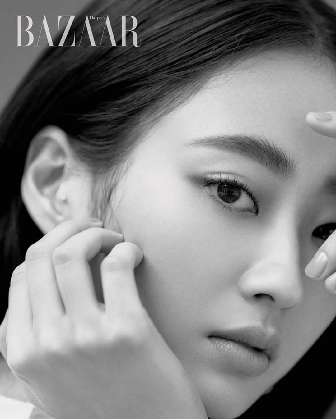 ギョンリ のインスタグラム：「미리 공개된건 4컷 이지만! #BAZAAR」