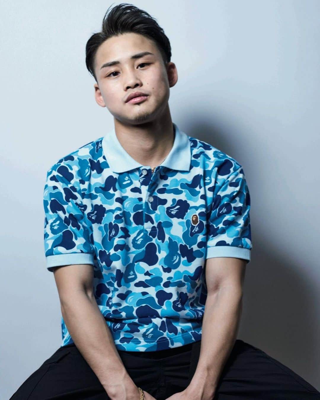 京口紘人のインスタグラム：「. . . 4/30発売　A BATHING APE 2020 SUMMER COLLECTIONに出演させていただきました。  または、A BATHING APEの最新ブランドブックに出演しています🦍 . . . 全国の書店で発売予定ですが、近くに本屋がない、行けないという場合は、インターネット書店のほか、e-honやセブンネットショッピング、ローソンHMV＆BOOKSなど、近所の書店やコンビニで受け取る予約ができるサービスもあります。 ぜひチェックしてみてください🦍 . _＿＿＿＿＿＿＿＿＿＿＿＿＿＿＿＿＿＿ . .  @bape_japan . . @bape_us . . @multimedia_tkj . . _＿＿＿＿＿＿＿＿＿＿＿＿＿＿＿＿＿＿ . . . 4/30発売ですが、早いところでは週末から出てしまう可能性があるそうです。 . . . A BATHING APE(R) 2020 SUMMER COLLECTION 4/30発売 本体2,280円+税 「ア ベイシング エイプ®」の2020年夏の新情報が詰まった最新ブランドブック。俳優、アスリートなど、各シーンを騒がす男女11名が2020年夏季の新作を着て登場するほか、BAPESTA TM 20thコラボなどニュースも満載。スペシャルアイテムはオリジナルデザインのデジタル腕時計。オールブラックのクールなデザインで、ベルトにはAPE HEADをプリント。毎日着けたくなるシンプルなデザイン。」
