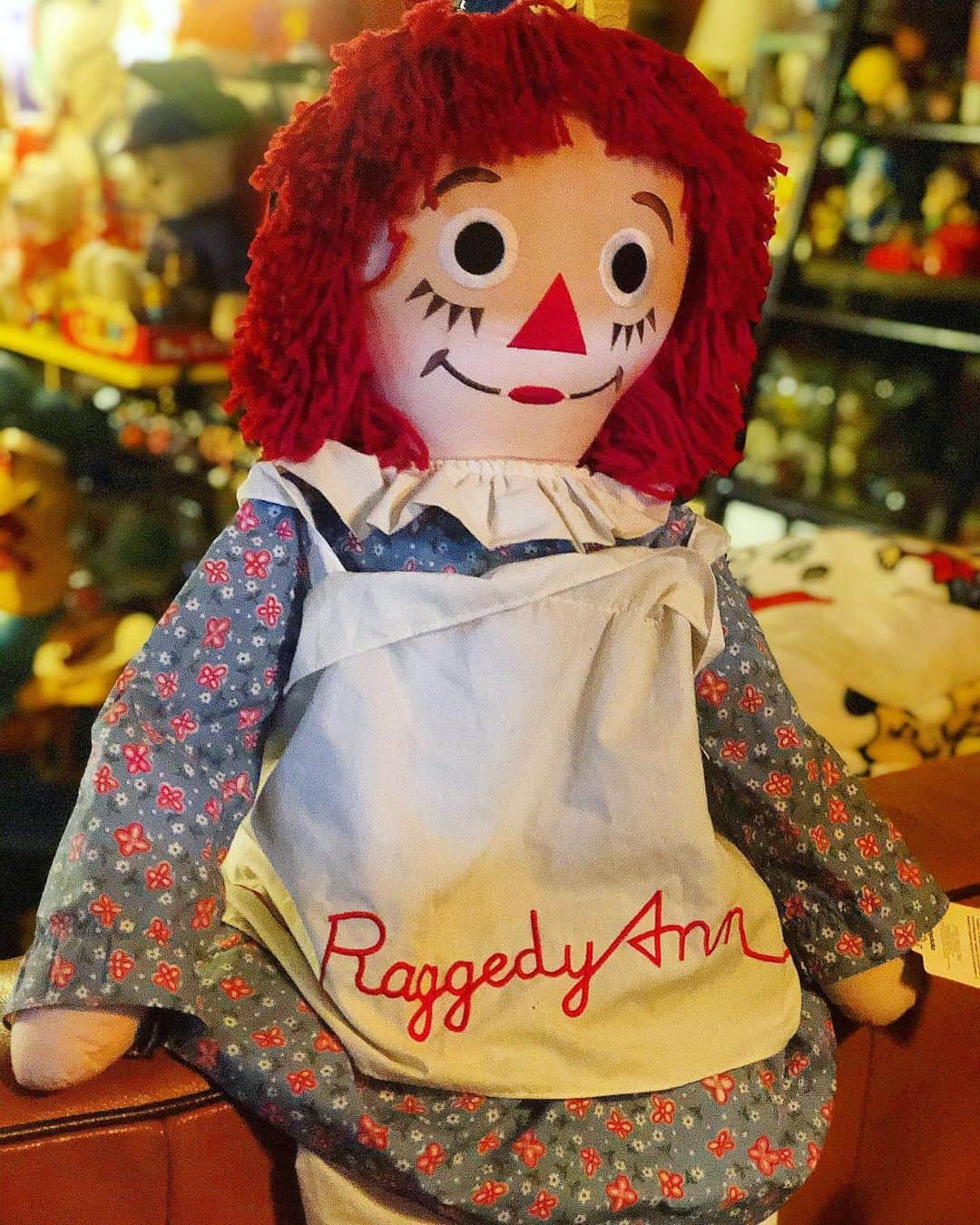 大川知英さんのインスタグラム写真 - (大川知英Instagram)「90's Applause  RAGGEDY ANN&ANDY Doll もうアメトイ店でわ、かなりお馴染みの赤毛の ドライアイガール🤡90cmのデカさもあり 可愛いくて連れてきたら部屋にマッチじゃあぁ ないか🚬ドライアイボーイも連れてきてあげないと🇺🇸 #applause#raggedyannandandy #doll #90s#お馴染み#ドライアイ #デカ物好き #初めての赤毛ちゃん#可愛い#新入居#おいえでアメトイ #amecajiboys#takatsubase #アメトイ部キャプテン#youtube」4月24日 11時04分 - zupposi_swamp