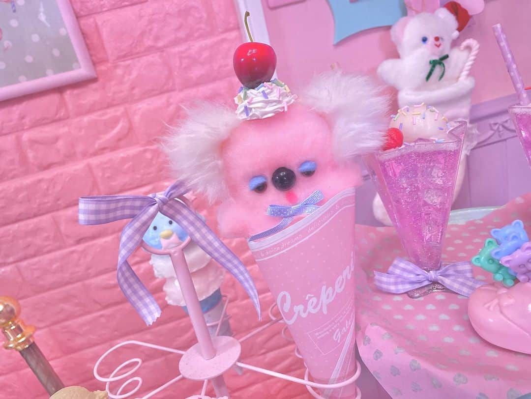 まろんちゃんさんのインスタグラム写真 - (まろんちゃんInstagram)「#fancytoy#vintagetoys #pinkroom#kidsroom#ファンシー#ゆめかわ#パステル#ビンテージトイ#キッズルーム #子供部屋 #ピンクルーム#ピンク部屋#ゆめかわいい#myroom#おもちゃ部屋#ファンシートイ#ファンシーアラモード#fancyalamode#おうち時間#stayhome」4月24日 11時06分 - fancy_maronchan