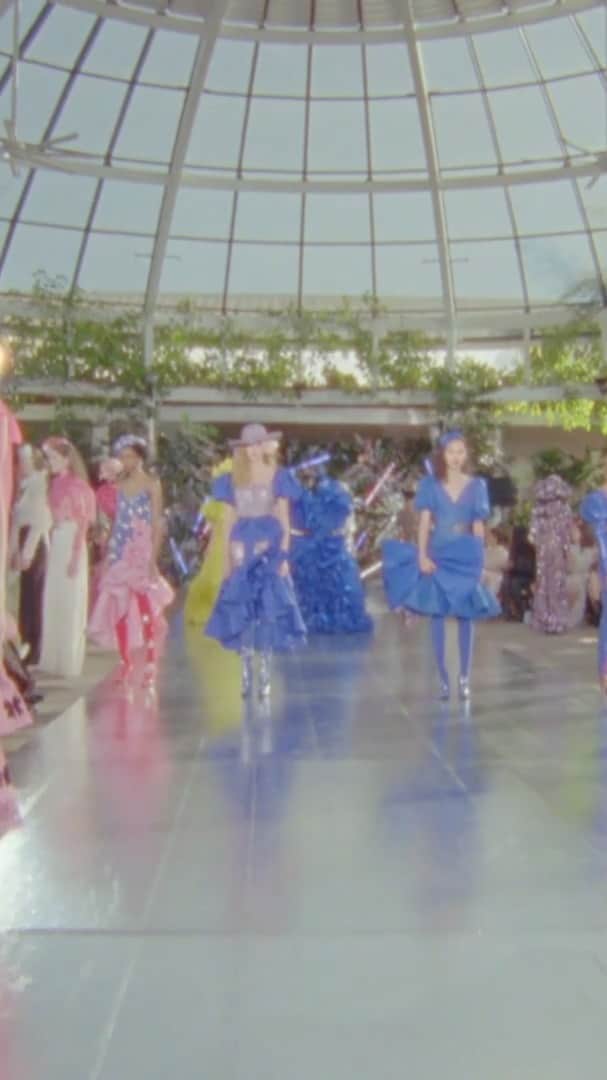 のインスタグラム：「Filmed on February 5th 2019 at the @thehuntingtonlibrary Designers: @kateandlauramulleavy  Directed by @_davidblack Original Music by Alex Scally and Victoria Legrand @beaccchhoussse Cinematography by @omgdlb Edited by @haklonh Titles by @taylorgiali Production and Show Design: @alexdebetak @bureaubetak  Styling: @shirleykurata @ashleyfurnival Hair design by: @odilegilbert_official Makeup design by: @jameskaliardos Casting by @barbaranicolicasting @leilaanannacasting  Nails by @stephstonenails Real floral accessories by @josephfree Additional music by @lightinthetticrecords B Camera Marcin Szocinski C Camera Taylor Aikins Camera Asst. Paolo Agricola Sound Mixer Erik Clabeaux Sound Design Matt Anderson Colorist Bossi Baker #rodarte #beachhouse #fashionshow #fashion #models #beauty #bts」