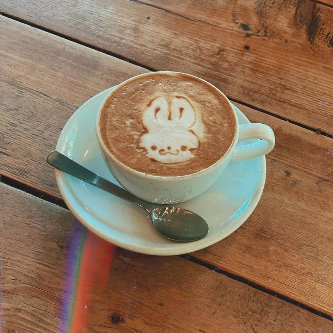 mimeiのインスタグラム：「throwback to the days we could go out and order lattes...😌」