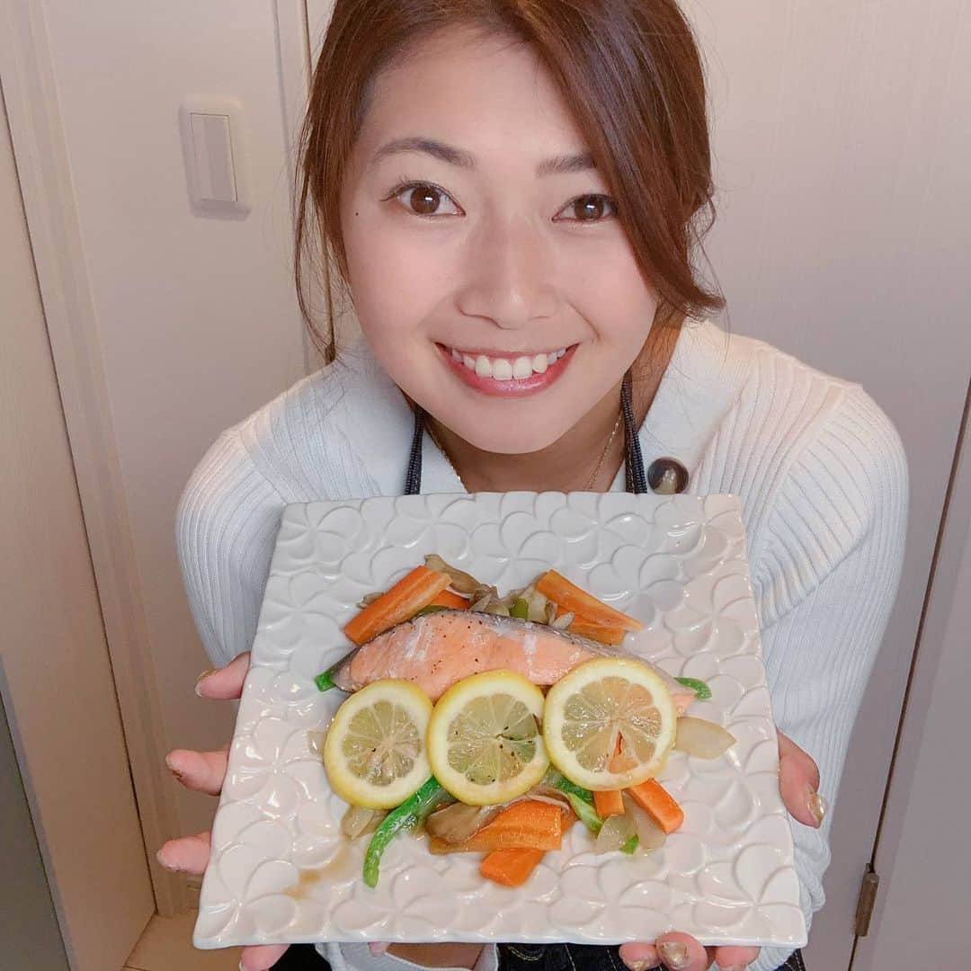 宮坂楓さんのインスタグラム写真 - (宮坂楓Instagram)「. 『アスリートご飯』 私もよく食べるご飯のご紹介〜★ . 鮭のホイル焼き👏 . アスリートって体づくりのためにお肉を食べる！ という考えが多いかもしれないけれど たまにはお魚を摂ることも大事です😊 特に鮭にはオメガ3脂肪酸が多く含まれていて、代謝を良くしてくれます💕 そして、魚の油は不飽和脂肪酸といって摂取したほうがいい油が含まれてます😆 お肌も綺麗にしてくれるよ🥰 . そして、このメニューは美味しくてカロリーが低い！ でも、しっかりタンパク質が摂れるメニューです🤤👏 そして、野菜もたくさん摂れる🥦🥬メニューです🍅 . ◆鮭のホイル焼き単品 エネルギー：178kcal たんぱく質：20g 脂質：7.2g . ◆鮭のホイル焼き、ご飯、お味噌汁をつけても エネルギー：537kcal たんぱく質：29.4g 脂質：10.4g . 特に体重、体脂肪を落としたいと思ってる女子アスリート👏 食べない減量は筋肉も落ちてしまうので、アスリートは絶対ダメ🥺 しっかり食べてその分動いて痩せる👏 摂取カロリー＜消費カロリー になれば必ず痩せるよ🥺 . 減量で困ってることあれば出来る限り相談乗るので、DMください🥰 . STEYHOME期間に理想な体型になろう💕 #アスリートご飯#アスリート女子#減量#ダイエット#高タンパク低カロリー #アスリート#アスリートフードマイスター #アスリート食 #女子アスリート#らでいっしゅぼーや」4月24日 11時07分 - kaede_official_