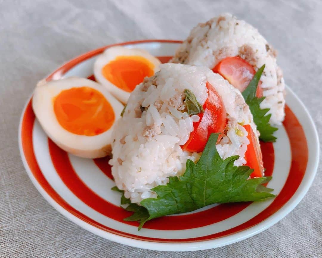 金子貴俊のインスタグラム：「おにぎりに願いを込めて🍙 1日も早くコロナが終息するために祈りを込めたおにぎり！その輪を繋げます！普段やらないような事にチャレンジしてみて 少しでも、お家時間を楽しみましょう！  わたくしは榊原郁恵さん @sakakibara.ikue からバトンを受け取りました！  わたしからバトンを渡させていただくのは！ 最近、インスタで料理写真をアップしている。 素敵なパパ！オリンピックメダリスト 宮下純一君！ @junichi1017  続いて、お料理上手でいつも素敵な料理をインスタにあげている。 タレントの英玲奈ちゃん @erena_erenyan  そして、最後はとってもおしゃれで美味しい！中目黒のおにぎり屋さん「Onigily Cafe」の竹内未来さん @onigily_cafe  にお願いさせていただきました(^^) ありがとうございます😊  おにぎりはガパオおにぎりに妻特製味付けたまご 握った事ないものにチャレンジしてみました。ジャスミンライスとミニトマトが握りづらかった(^◇^;) でも、味は抜群！！ まだまだ気の抜けない日々が続きますが、少しでもほのぼのしたり、 わずかな癒しを広げる事ができればと思います。  #祈るおむすびバトン #金子貴俊」