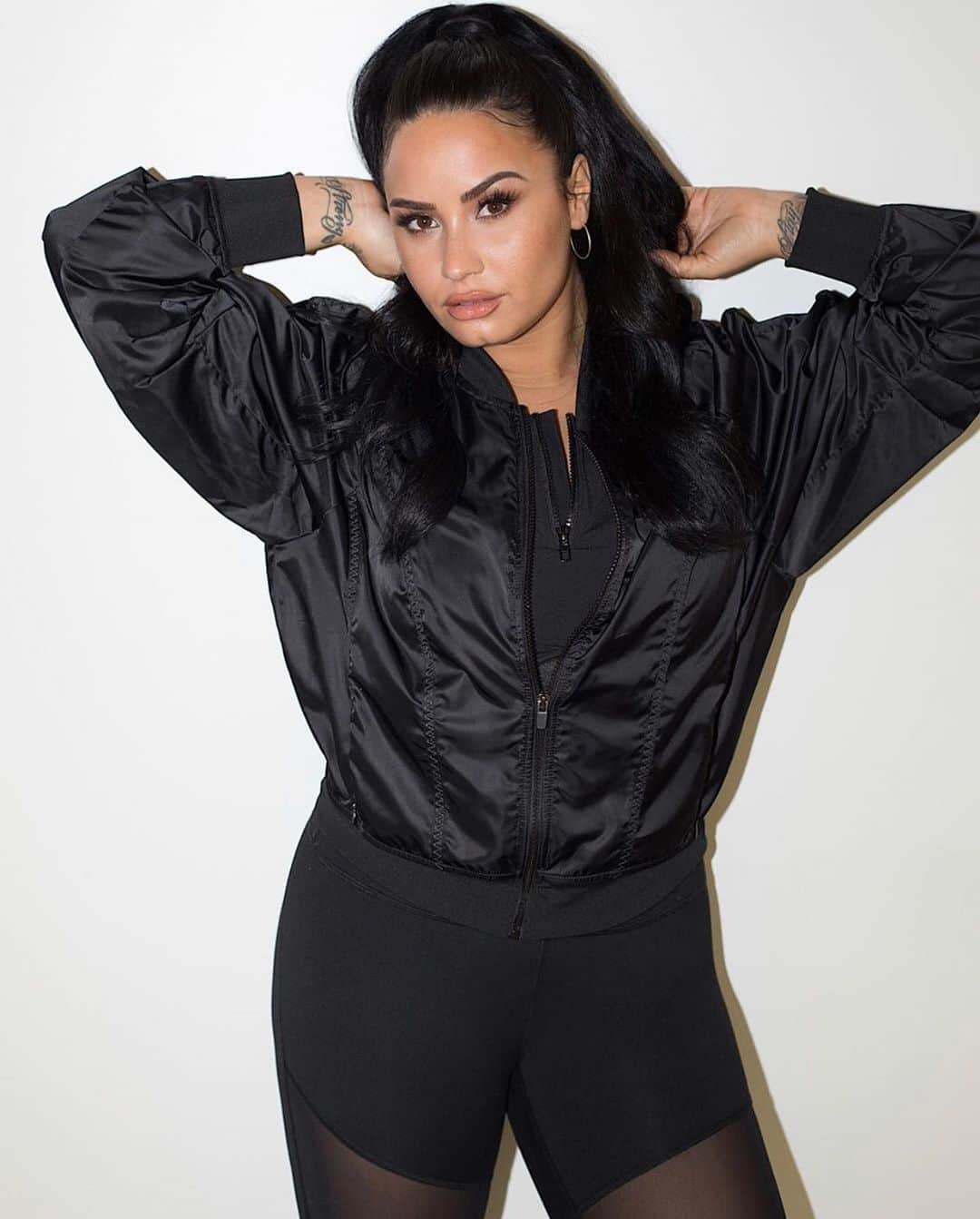 ポール・ノートンさんのインスタグラム写真 - (ポール・ノートンInstagram)「Hello Beautiful! @ddlovato for @fabletics #hair by Me @leobypaulnorton #makeup by @rokaelbeauty #styling by @siena #shot by @angelokritikos #demilovato #demiforfabletics」4月24日 11時11分 - paulnortonhair