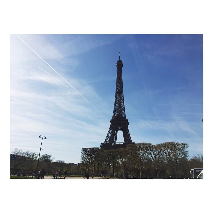 伊東楓さんのインスタグラム写真 - (伊東楓Instagram)「2018.4.15 #Paris🇫🇷#France #versailles  #museedulouvre #museeduorsay  #museeduorangerie  #louisXIV #marieantoinette  #わたしのせかい旅 Paris🇫🇷芸術の街。 1人、街をふらふらと散策するとき、The chainsmokers の Paris をずっと聴いていた。we were staying in Paris.  街を歩く女性の8割が、お洒落なスカーフを首に巻いていた。当時スカーフブームだったわたしは、スカーフ熱が何倍にも上がったのを覚えてる。  みんなスタイルが良くて最高にお洒落。さすがパリの生活者たち。  ノートルダム寺院は 建物内のステンドグラスが、美しい。 建物の北側南側それぞれに、直径13mの丸い大きなステンドグラスの窓が設置されている。 北側は、旧約聖書が描かれる。つまり、過去。13世紀に作られたため、配色は青が多い。昔の職人は光を利用するのがとってもうまかったそう。 ちなみに、南側は新約聖書で、現在を示す。 この美しい教会が火事にあったと聞いたときに、本当に悲しかった… どうか少しでも失ったものを取り戻せますように。  当時たまたま、ルーブル美術館では delacrox展がやっていた。 有名な、「民衆を導く自由の女神」の作者。delacroxは、色彩の天才です！  ゆったりと街を流れるセーヌ川。 そのセーヌ川が二手に分かれるとき、 右岸と左岸、それぞれを"経済の川"と"学問の川と"と呼ぶんだとか。 様々な著者が、この川のほとりで文学を生み出した。 海外文学📖が大好きなわたしにとって、素晴らしい著者たちがここにいたんだと思うと胸が高鳴ったよ。  #海外旅行」4月24日 11時15分 - kaede_ito004