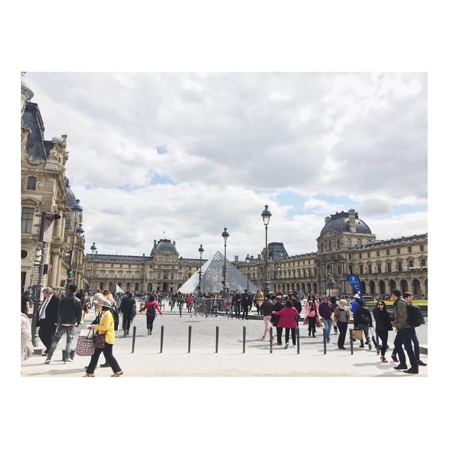 伊東楓さんのインスタグラム写真 - (伊東楓Instagram)「2018.4.15 #Paris🇫🇷#France #versailles  #museedulouvre #museeduorsay  #museeduorangerie  #louisXIV #marieantoinette  #わたしのせかい旅 Paris🇫🇷芸術の街。 1人、街をふらふらと散策するとき、The chainsmokers の Paris をずっと聴いていた。we were staying in Paris.  街を歩く女性の8割が、お洒落なスカーフを首に巻いていた。当時スカーフブームだったわたしは、スカーフ熱が何倍にも上がったのを覚えてる。  みんなスタイルが良くて最高にお洒落。さすがパリの生活者たち。  ノートルダム寺院は 建物内のステンドグラスが、美しい。 建物の北側南側それぞれに、直径13mの丸い大きなステンドグラスの窓が設置されている。 北側は、旧約聖書が描かれる。つまり、過去。13世紀に作られたため、配色は青が多い。昔の職人は光を利用するのがとってもうまかったそう。 ちなみに、南側は新約聖書で、現在を示す。 この美しい教会が火事にあったと聞いたときに、本当に悲しかった… どうか少しでも失ったものを取り戻せますように。  当時たまたま、ルーブル美術館では delacrox展がやっていた。 有名な、「民衆を導く自由の女神」の作者。delacroxは、色彩の天才です！  ゆったりと街を流れるセーヌ川。 そのセーヌ川が二手に分かれるとき、 右岸と左岸、それぞれを"経済の川"と"学問の川と"と呼ぶんだとか。 様々な著者が、この川のほとりで文学を生み出した。 海外文学📖が大好きなわたしにとって、素晴らしい著者たちがここにいたんだと思うと胸が高鳴ったよ。  #海外旅行」4月24日 11時15分 - kaede_ito004