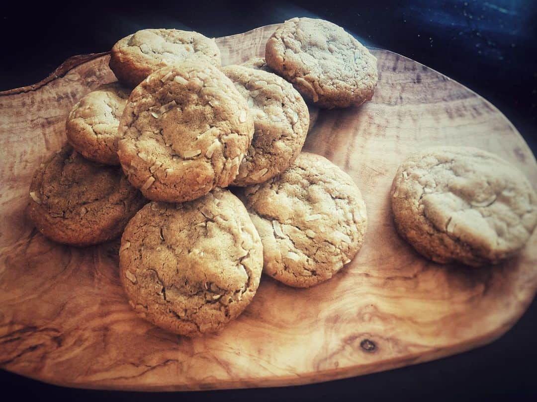 Jada Lalita Patipaksiriのインスタグラム：「Cause many of you asked for the picture.... Coconut chai cookies 🥥 ☕️ 🍪  It’s a great combination as a beverage so I thought 💭... cookies couldn’t go wrong 🥳😋 #dessert #cookies #milkandcookies #sweets #coconut #chaitea #tasty #snack #yum #foodpics #foodie #yummy #food #baking #cooking #thailand #recipe #kitchen #cookbook #chef」