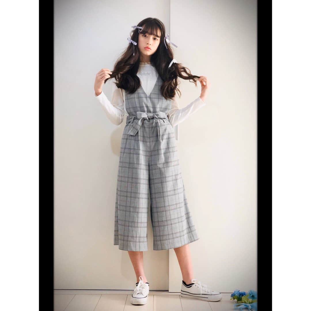 ニコ☆プチのインスタグラム：「👗✨👠👒💎﻿ ﻿ ﻿ あやなです！私は大人っぽガーリーと、﻿ 夏ガーリーなコーデに挑戦してみたよ🌈﻿ ﻿ 大人っぽガーリーコーデはシンプルな服だから、﻿ ヘアメイクに好きな色のリボンを使って﻿ プチコレ気分を出してみました♪﻿ ﻿ 夏ガーリーコーデは、チェックのブラウスに﻿ ブルーデニムのスカートで夏っぽいさわやかさを﻿ 出してみました！﻿ ポニテのリボンは靴と同じ黒で合わせてみました🎀﻿ ﻿ みんなのコーデはすごく可愛くて参考になるし、﻿ 見ていて楽しいです！﻿ まだやっていないプチ読©も﻿ぜひ！参加してみてください😊 ﻿ ﻿ 楽しみにしてます❤😳﻿ ﻿ ﻿ アヤナより♡﻿ ﻿ ﻿ #ネットプチコレ﻿ #おうちでファッションショー﻿ #ニコプチ﻿ #葛西杏也菜」
