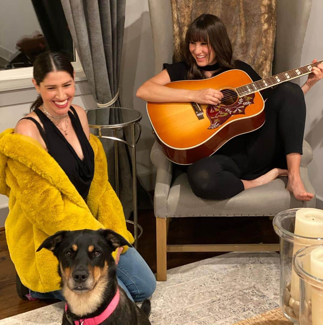 Ha-Ashさんのインスタグラム写真 - (Ha-AshInstagram)「La mejor acompañante durante esta cuartentena!!! 🥰🐶 .... y la más mamona🤣🤣」4月24日 11時23分 - haashoficial