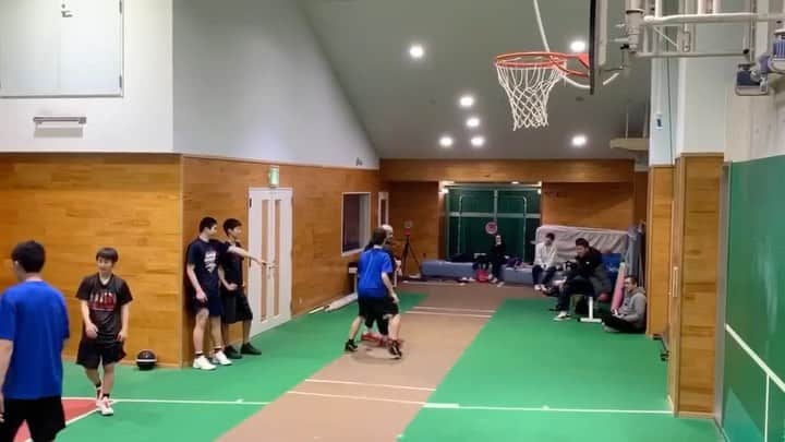 青木康平のインスタグラム：「【1on1の駆け引き】 👉ディフェンスの位置を確認しながら、ロールをしてディフェンスをズラす 👉ディフェンスの手が下がった瞬間にシュートを打つ ☝️ポイント☝️ ディフェンスの位置を確認し、ジャブステップやシュートフェイクでディフェンスを誘導しシュートを狙います。 👉 @cohey11 か @watchandc_official のタグ付けをしてもらえたらアドバイスいたします💪 #watchandc#watchandcacademy#実践スキル#1on1」