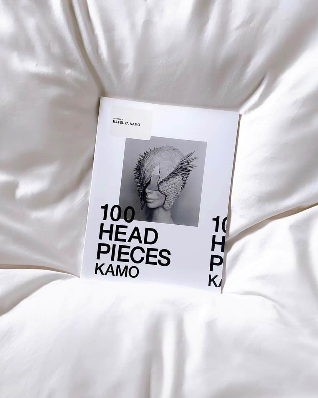 佐川理佳のインスタグラム：「@maiko.mu からバトンを貰った #bookcoverchallenge day3  KATSUYA KAMO ”100 HEAD PIECES"  ブックカバーチャレンジとは読書文化の普及に貢献するための取り組みで、7日間毎日1冊お気に入りの本を選び、ブックカバーの写真を投稿し、さらに1人ずつ次の選者を指名していくものです。なお本の説明や紹介は不要だそうです。  次のバトンは大好きな @komarichie お願いしたい...♡」