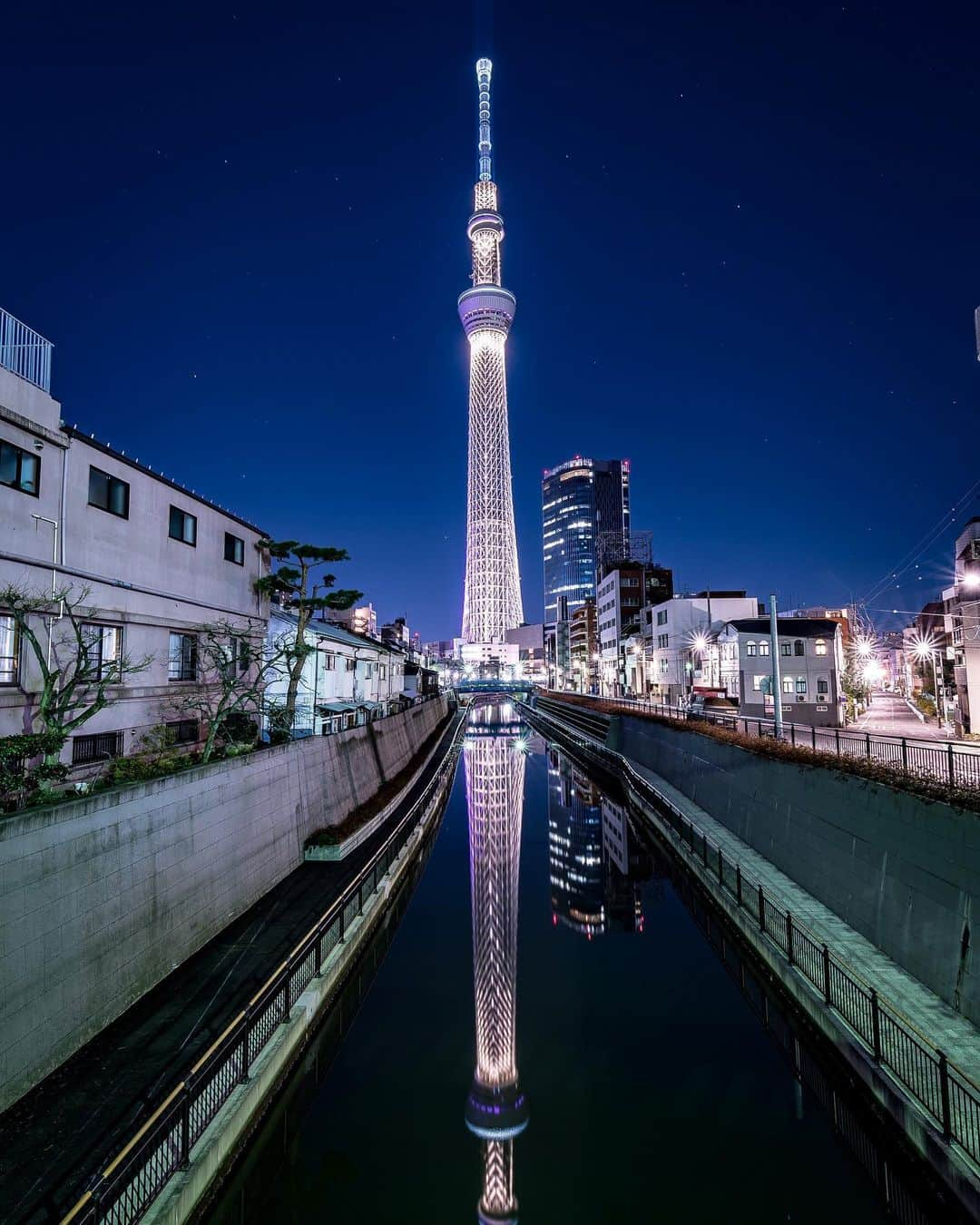 TOBU RAILWAY（東武鉄道）さんのインスタグラム写真 - (TOBU RAILWAY（東武鉄道）Instagram)「. . 🚩Jikken-bashi Bridge . . [TOKYO SKYTREE Photo Spot] . We introduce a nice photo spot with TOKYO SKYTREE, which is accessible by foot after visiting TOKYO SKYTREE. "Jikken-bashi Bridge" is approx. 10-min. walk from TOKYO SKYTREE. On a windless day, you can enjoy a very beautiful reflection of TOKYO SKYTREE on the surface of the river. . . . . . #tokyoskytree #jikkenbashibridge #cooltokyo #jikkenbridge #nightlandscape #tokyonight #travelgram #tobujapantrip #discoverjapan #unknownjapan #jp_gallery #visitjapan #japan_of_insta #art_of_japan #instatravel #japan #instagood #travel_japan #exoloretheworld  #landscape #ig_japan #explorejapan #travelinjapan #beautifuldestinations #tokyonightview #discovertokyo #ig_tokyo #tokyogram」4月24日 11時31分 - tobu_japan_trip