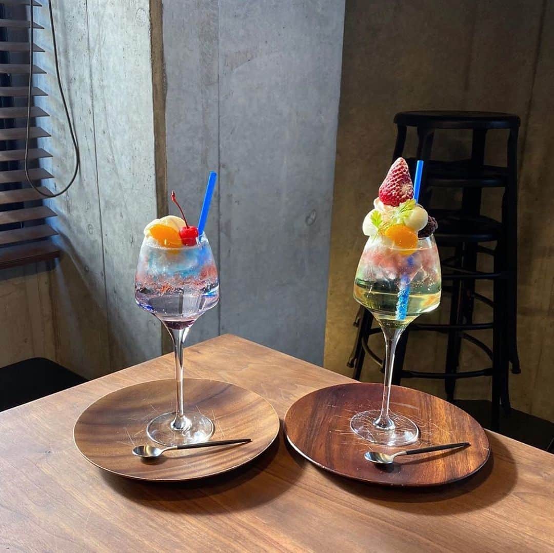 RETRIP<リトリップ>グルメのインスタグラム：「【RETRIP×東京】 こちら東京・三軒茶屋にある「Remax sync」で出店している「GUUUTARA COFFEE（グータラコーヒー）」です。まるでアートのような綺麗すぎるクリームソーダを頂くことができます。こちらではテイクアウトもやっているので、お近くの方は是非🌸 . RETRIPでは「おでかけ」に関する様々な情報を発信しています。外出自粛期間は行きたい気持ちを抑えていつか行きたい場所として保存しておいてくださいね。ぜひ他のアカウントもチェックしてみてください！ . @retrip_nagoya_ 名古屋の話題のカフェを紹介 @retrip_osaka_ 大阪のおでかけグルメスポットを紹介 @retrip_kyoto_ 京都のおでかけスポットを紹介 @retrip_fukuoka_ 福岡のおでかけグルメスポットを紹介 @retrip_hokkaido_ 北海道のおでかけスポットを紹介 @retrip_korea_ 韓国の話題のカフェを紹介 @retrip_news 最新のおでかけ情報を紹介 @retrip_nippon 日本の絶景を紹介 @retrip_global 海外の絶景を紹介 @retrip_gourmet 全国の話題のスイーツを紹介 @retrip_dinner 全国の話題のごはんを紹介 @retrip_cafe 全国のおしゃれなカフェを紹介 . ▼RETRIP[リトリップ]のアプリは AppStore、GooglePlay「リトリップ」で検索！ プロフィールのURLからもダウンロードできます。 . photo by  @azpn_24 . . #retrip #retrip_rh #GUUUTARACOFFEE #Remaxsync #三軒茶屋 #三軒茶屋カフェ #東京カフェ #大阪カフェ #カフェ好きな人と繋がりたい #スイーツ好き #スイーツ好きな人と繋がりたい #スイーツ好きな人とつながりたい #グルメ好きな人と繋がりたい #グルメ好き #グルメ好きと繋がりたい #スイーツ部 #カフェ部」