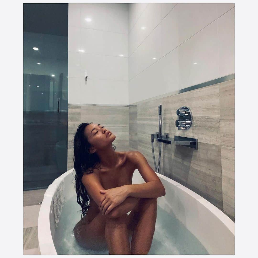 ジェラ・マリアーノのインスタグラム：「My hippie advice for y’all as the #newmoon enters Taurus.. it’s a great time to cleanse out the old & set new intentions. Use the time to be aware & not let the things out of your control bog you down. It’s within your power to rewrite the story. Don’t doubt your wisdom, truth & energy. Don’t repeat the same mistakes. Look inward at your relationship with yourself. Take all those feelings & dreams that have been keeping you up odd hours, & use it to manifest the direction you intend to go. Hit the reset button & don’t look back! Sending you Aloha + Light always✨🦋✨」