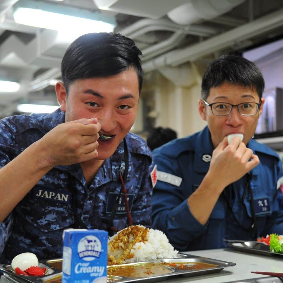 海上自衛隊さんのインスタグラム写真 - (海上自衛隊Instagram)「今日は金曜日です。  #金曜日はカレー #だって今日は金曜日 #在宅ワークお疲れ様です #カレーでみんなと繋がりたい  海自HPレシピ⇒https://www.mod.go.jp/msdf/kanmeshi/menu/cr/index.html」4月24日 12時05分 - jmsdf_pr