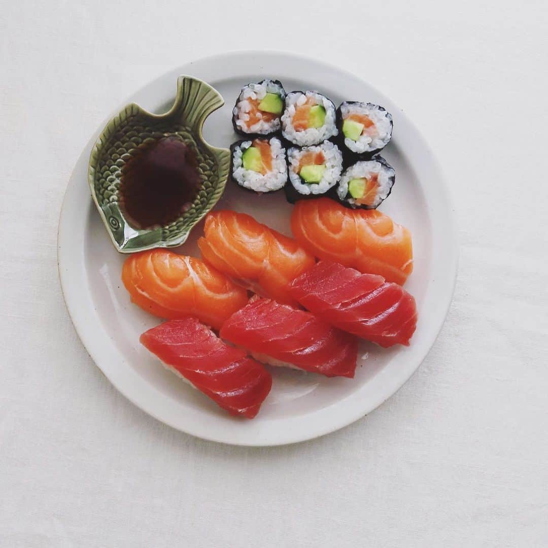樋口正樹さんのインスタグラム写真 - (樋口正樹Instagram)「Sushi lunch . お昼にお刺身を買ってきて、 久しぶりに握ってみたけど、 シャリが大きくなりがちー。 家庭の寿司のあるあるかな。 . . #不器用です #すし #寿司 #寿司ランチ #握り寿司 #サーモン #まぐろ #sushi #nigirisushi」4月24日 12時05分 - higuccini