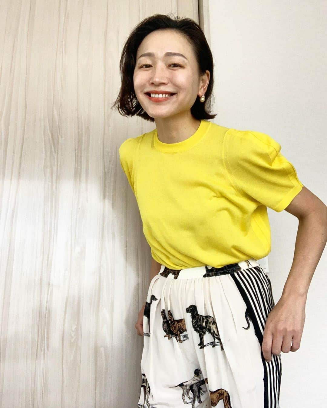 のインスタグラム：「・ ・ 開けた窓から入ってくる空気は少しひんやり気持ちがいい  なんとなくぱっと明るい黄色のトップスにワンちゃんが沢山か描かれたシルクパンツ🐕🦮🐩たぶんもう4.5年前の　@stellamccartney の👖 サイドのストライプも気に入っている  今日は合間に断捨離したitemをネットでフリマするから物撮り予定 ほんとは対面でしたいけどね〜 いつになるか分からないから  とにかくお家の物を減らしたい今日このごろです ・ ・ #life #fashion #ワインは増えてくけど消費するからね🤣 #stayhome #staysafe」