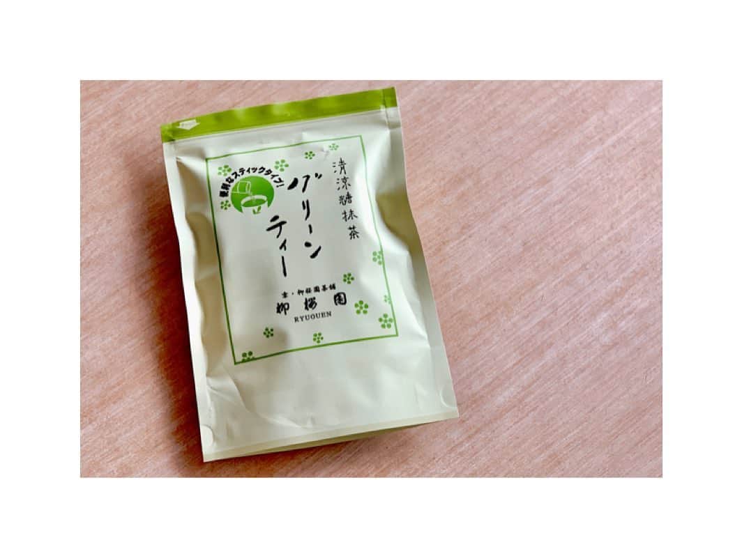 川村亜紀さんのインスタグラム写真 - (川村亜紀Instagram)「こんにちは。 皆さんお変わりないですか？ 私はもともとお家で過ごすことが好きなのですが、最近はより増えたのでお家でお茶をいただくことも増えました。 今日のお勧めはこちら。 柳櫻園さんのグリーンティーです。 上質の宇治抹茶を贅沢に使用した風味豊かなグリーンティーです。 グリーンティーは小さい頃によくいただいた記憶があり、懐かしくホッとします。 こちらは粉末のグリーンティーが一包ずつ小分けされていて、お湯で溶かしたり、牛乳や豆乳で溶かして飲むのもお勧めです。 皆さんもお家でホッとするお時間をお過ごしくださいね。  #teatime #teatimeathome #stayhome #enjoyyourhome #kyototea #ryuouen  #柳櫻園 さんの #グリーンティー  #柳櫻園さんのほうじ茶 も #美味しいですよ #京都の老舗 #🌸 #お家時間 #楽しみましょう」4月24日 12時06分 - _aki1015_