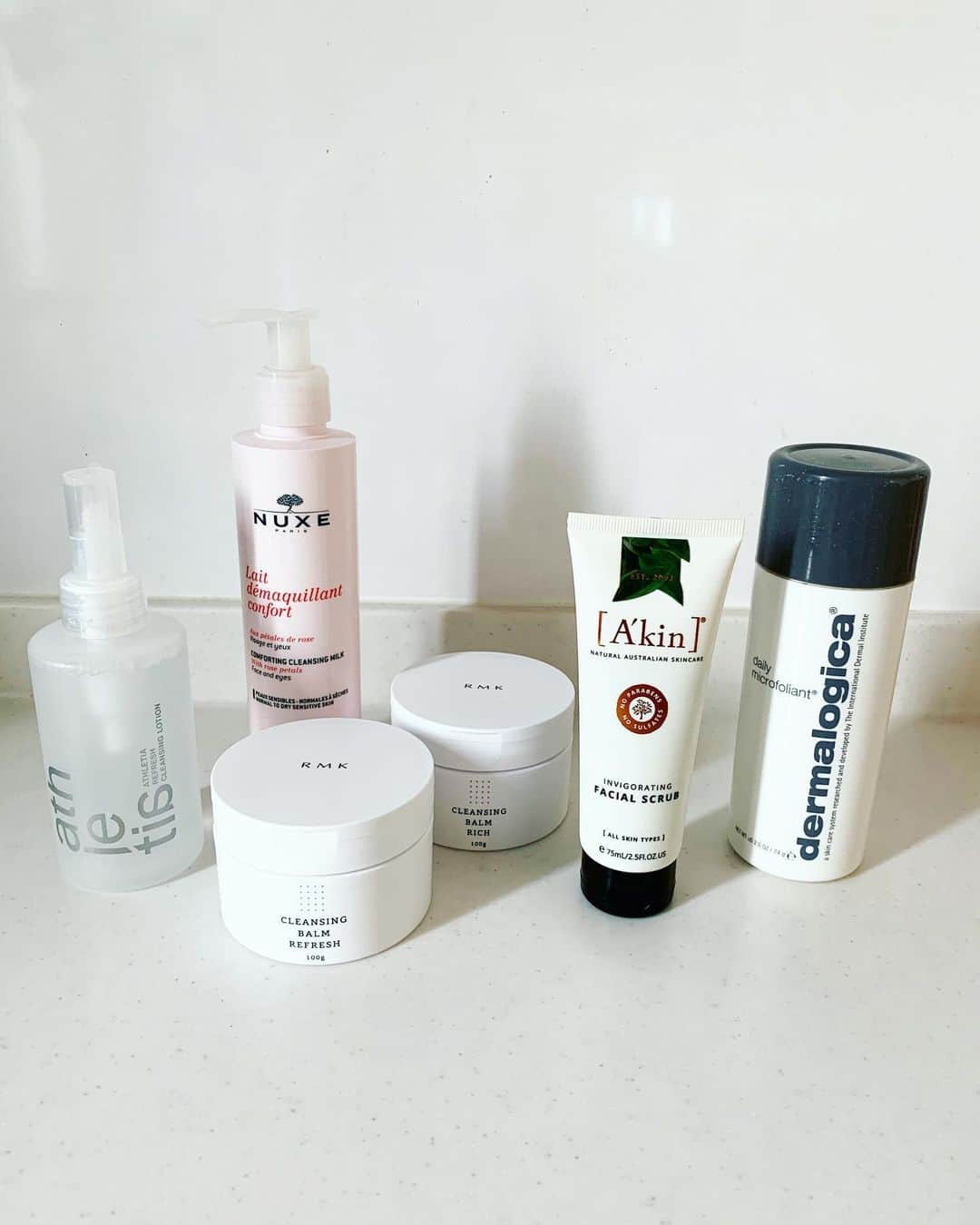 のインスタグラム：「Cleansing 私が使っているクレンジング その日のメイクや気分によって変えてます  @athletiabeauty クレンジングローション 軽めのメイクの時に使用する拭き取りタイプ 植物エキスが配合されているので、肌ストレスなく汚れが落とせ、さっと拭くだけなので手軽に使えます。  @rmkofficial クレンジングバーム リフレッシュ/リッチ 固形ワックスに液状オイルを閉じこめた手法の新しいクレンジング。 スイートアーモンドやマカダミアナッツオイル、シアバターなどが配合されているので、しっとりもっちりの仕上がり。それぞれ香りが違うので、気分で使い分けしています。  @nuxe ジェントル ピュアネス クレンジング ミルク 出張先で購入するニュクスのミルクタイプのクレンジング。優しいミルク状なのでしっとり洗い上がりもちもちの肌になります。コレは毎回リピートしてるお気に入り。  残りの2つは、週に2回くらいのスペシャルケア @akin.japan インヴィガレイティング フェイススクラブ 酸化しにくい高品質のローズヒップオイルを抽出し、不純物、古い角質を取り除き、やわらかい肌に整えるフェイススクラブ。オーガニック認定なので、安心して使用できます。  @dermalogica  特に気になる部分に使用するパウダー状のスクラブ。余分な角質を落として、くすみが気になる肌を明るくトーンアップしてくれます。  皆さんもおススメ教えてほしいー  #cleansing #homecare」
