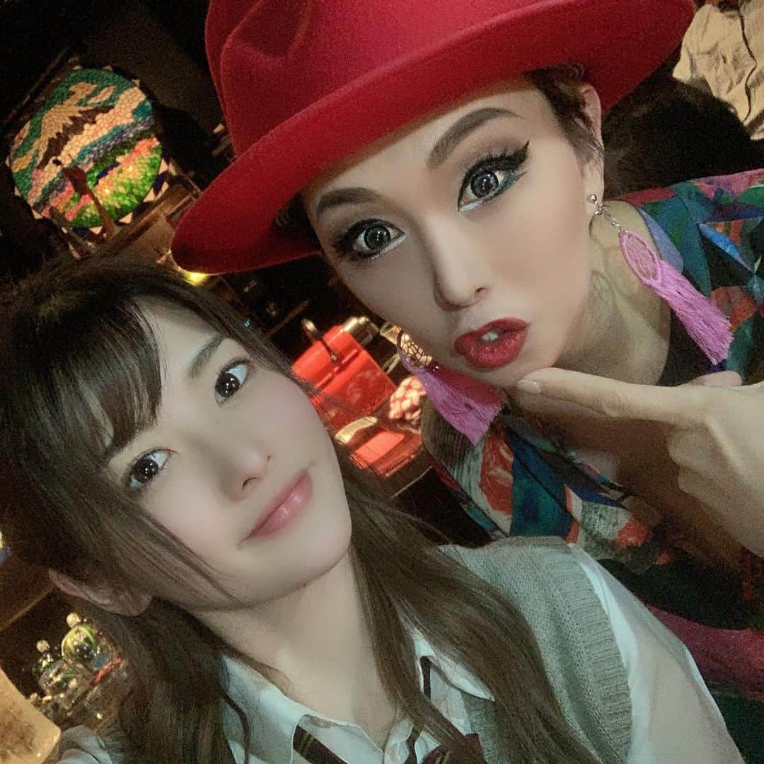 上矢えり奈さんのインスタグラム写真 - (上矢えり奈Instagram)「＊-＊-＊-＊-＊-＊-＊-＊. . 面白くてお美しい紅さん！ @benitukishima  番組の収録で紅さんとお話したんですが、 放送が延期になっちゃって、シクシク… いつか放送されるOA.を楽しみにしてる（ ; ; ） . erina. . ＊-＊-＊-＊-＊-＊-＊-＊. . #ヨエロスンE #sbs静岡放送　#紅さん　#おかま #静岡　#ぷりしら　#結婚相談　#人生相談 #上矢えり奈」4月24日 12時10分 - k.erinyann