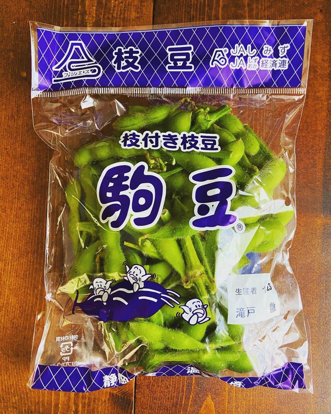 長島涼平のインスタグラム：「友人の @takidofarm が送ってくれた。  みんな駒豆知ってる？超好きなんだよね、この枝豆。  枝豆に歌聞かせて育ててる最高の農家さん。  #タキドファーム #駒豆 #枝豆 #静岡 #歌う枝豆おじさん」