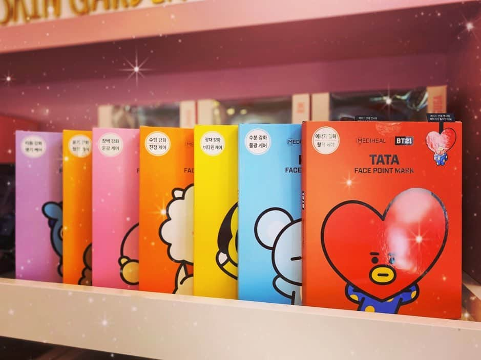 SKINGARDEN［スキンガーデン］さんのインスタグラム写真 - (SKINGARDEN［スキンガーデン］Instagram)「可愛いすぎる😍　Mediheal×Bt21のコラボ❗️﻿ ﻿ ﻿ ❤️TATA: 活力ケア﻿ ﻿ 🐨KOYA: 水分強化﻿ ﻿ 🐶CHIMMY: ビタミンケア﻿ ﻿ 🦙RJ: 鎮静﻿ ﻿ 🐰COOKY: 艶感﻿ ﻿ 🦄MANG: トンアップ﻿ ﻿ 🍪SHOOKY: 皮脂ケア﻿ ﻿ ﻿ 🎈ディテール: マスクシート+ブックマーク+葉書が入ってます﻿ ﻿ 🎈Details: 1 set contains﻿  point mask 4pcs+postcard 1pc+ bookmark 1pc ﻿ ﻿ ﻿ #bts #bt21 #mediheal #tokyo #koreancosmetics #follow #picoftheday #masksheet #tata #koya #chimmy #rj #cooky #mang #shooky #スキンガーデン#韓国#韓国コスメ#新大久保#かんこくすきなひとと繋がりたい #新大久保コスメ #いいね #いいね返し #可愛い #インスタ映え #マスクシート #ペリペラ #3ce #エチュードハウス #방탄소년단」4月24日 12時31分 - skingarden.jp